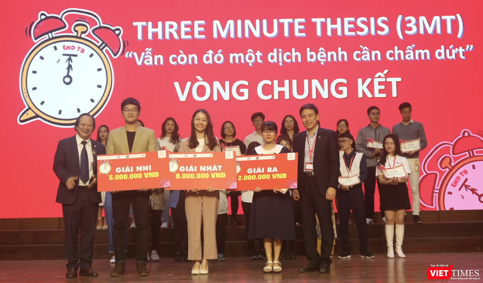 Cùng với chị Nga, chị Nguyễn Thị Thu Hà với bài thuyết trình &quot;Chuột và bệnh lao&quot; đạt giải 3 và anh Nguyễn Duy đạt giải Nhì với bài thuyết trình &quot;Hiểu về lao: Cùng chung tay chấm dứt dịch bệnh&quot; (Ảnh - Minh Thuý)