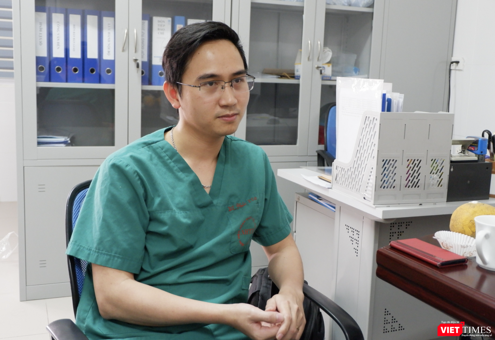 BS. Phúc nhớ lại những ngày "ăn, ngủ cùng COVID-19" (Ảnh - Minh Thuý) BS. Phúc nhớ lại những ngày "ăn, ngủ cùng COVID-19" (Ảnh - Minh Thuý)