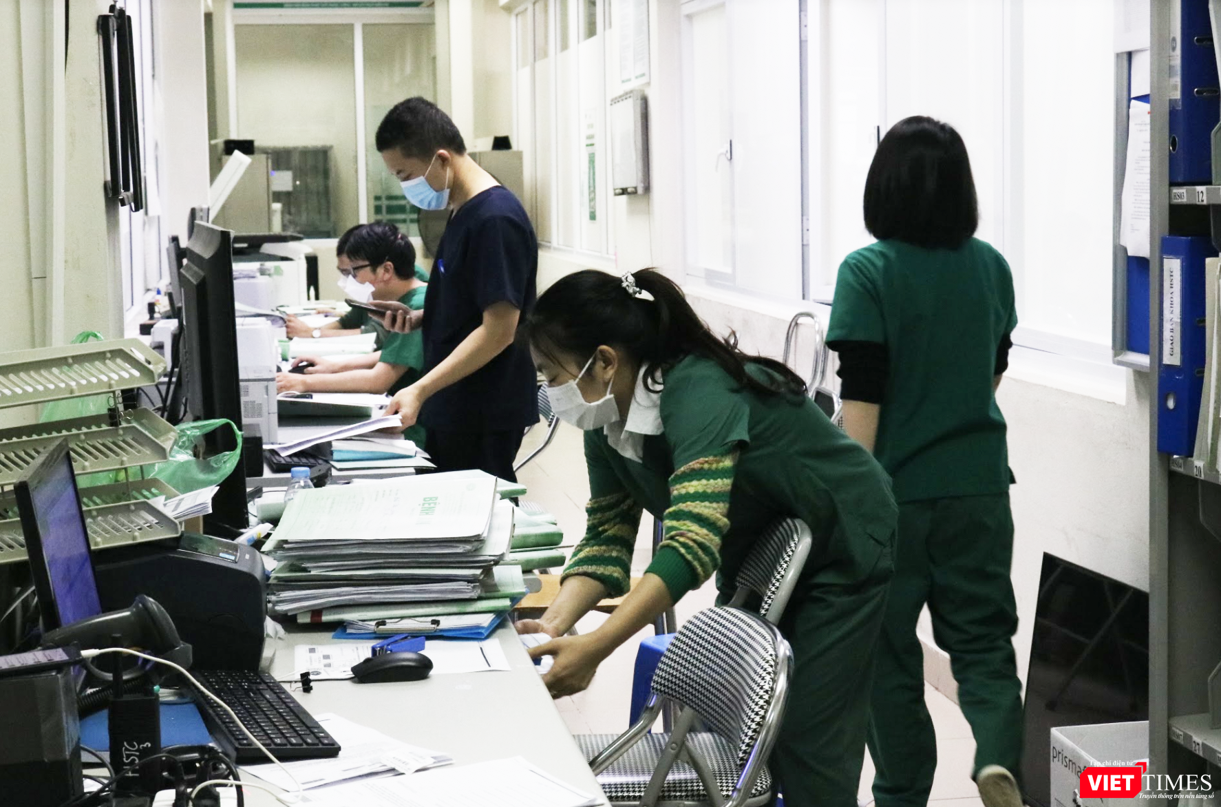 Không khí làm việc tất bật, trực 24/24 của các bác sĩ để cứu chữa người bệnh (Ảnh - Minh Thuý) Không khí làm việc tất bật, trực 24/24 của các bác sĩ để cứu chữa người bệnh (Ảnh - Minh Thuý)