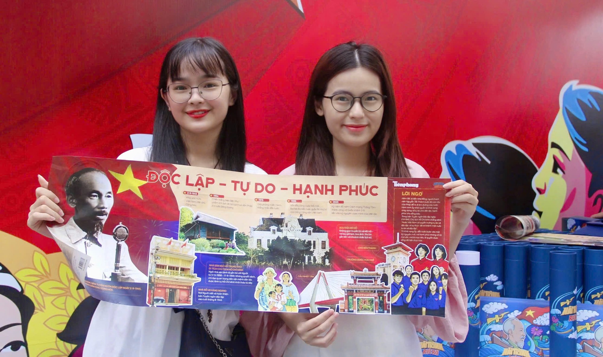 "Tôi đã đi 10km cùng bạn đến đây chỉ để được cầm trên tay ấn phẩm 'Hải trình rực rỡ'. Cảm giác rất hạnh phúc. Mở ra xem và đọc những mốc thời gian của Bác Hồ trong hành trình cứu nước, đặc biệt là khi Người đọc Tuyên ngôn Độc lập năm 1945, tôi thấy vô cùng tự hào về lịch sử dân tộc", chị Nguyễn Thị Liên (phải) chia sẻ. Anh 1.jpeg