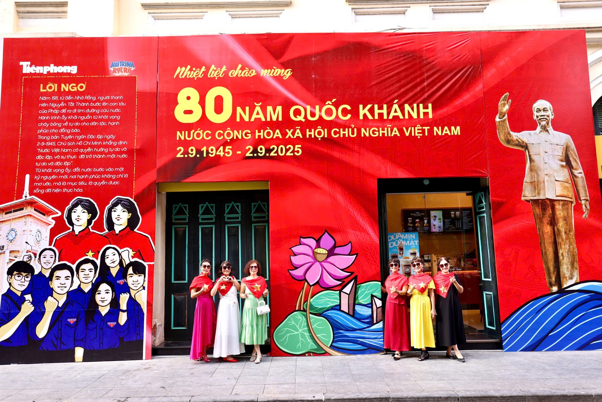 Sau khi nhận ấn phẩm, nhiều người dân tranh thủ chụp ảnh lưu niệm trước pano lớn chào mừng 80 năm Quốc khánh nước Cộng hòa Xã hội Chủ nghĩa Việt Nam (2/9/1945 – 2/9/2025). Hình ảnh Chủ tịch Hồ Chí Minh và lời ngỏ về hành trình tìm đường cứu nước, thể hiện tinh thần tự hào dân tộc và khát vọng xây dựng đất nước hùng cường, thịnh vượng. Anh 1.jpeg