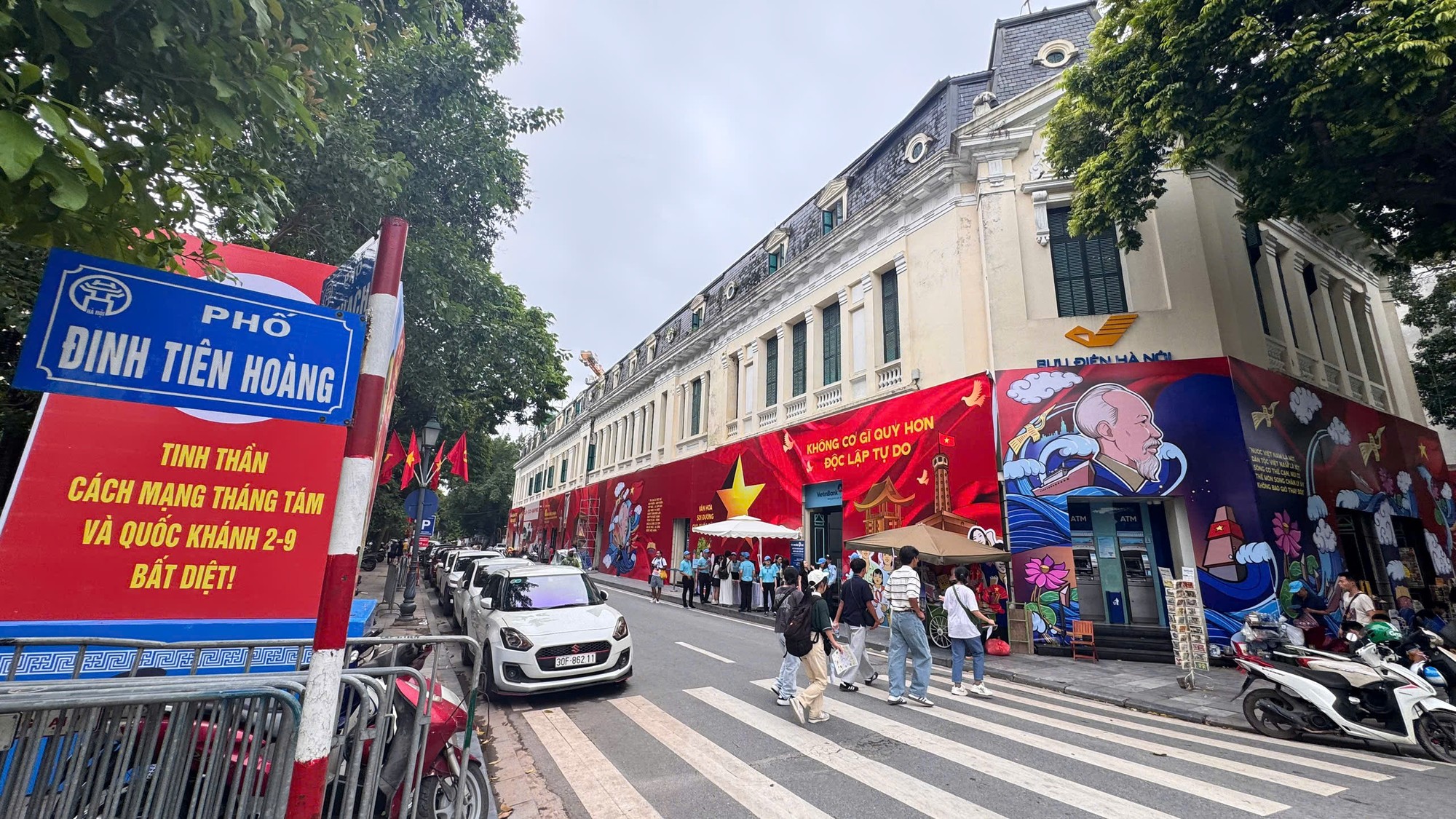 Chiều 18/8, tại số 8 Lê Thạch, giao với phố Đinh Tiên Hoàng, Hoàn Kiếm, Hà Nội, một đơn vị đã phát miễn phí ấn phẩm infographic và Bộ bưu thiếp “Postcard tự do” nhằm tôn vinh chặng đường lịch sử vẻ vang của dân tộc, hướng tới kỷ niệm 80 năm Quốc khánh nước Cộng hòa xã hội chủ nghĩa Việt Nam (2/9/1945-2/9/2025). Ảnh: Q.A. Anh 1.jpeg