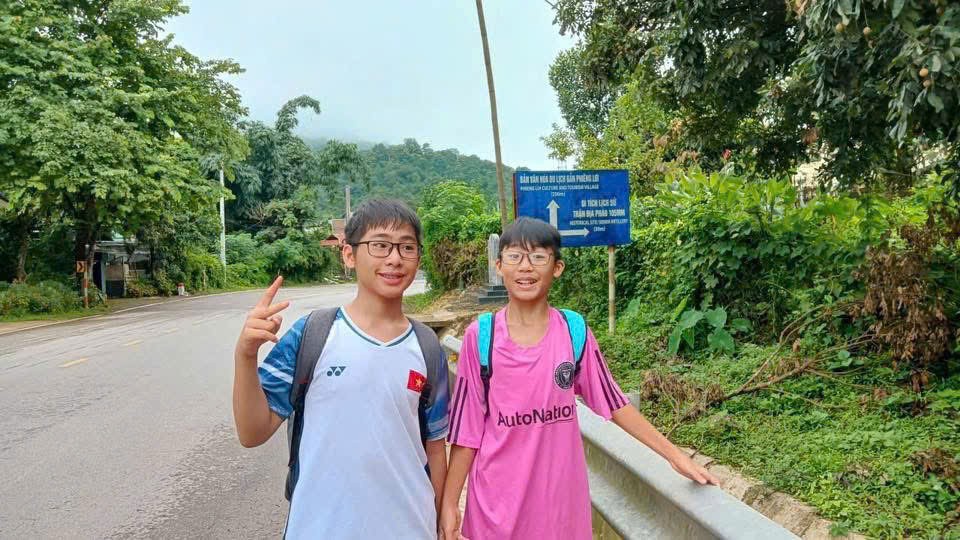 Hai con trai song sinh cùng mẹ đi bộ từ Điện Biên xuống Hà Nội. Ảnh: NVCC. Anh 1.jpeg