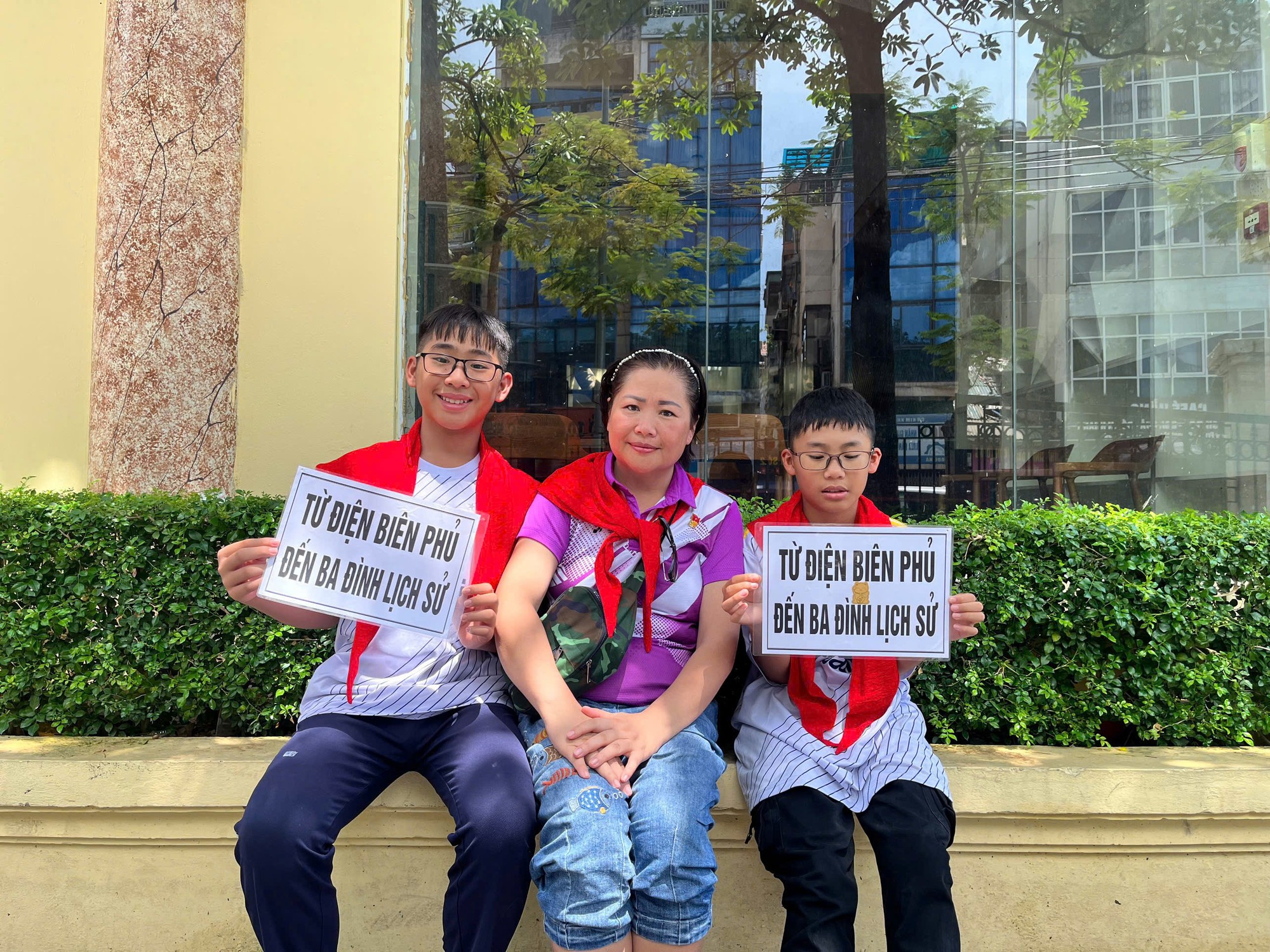 Mẹ con chị Hằng đi bộ từ Điện Biên về Ba Đình (Hà Nội) xem diễu binh, diễu hành. Ảnh: NVCC. Anh 1.jpeg