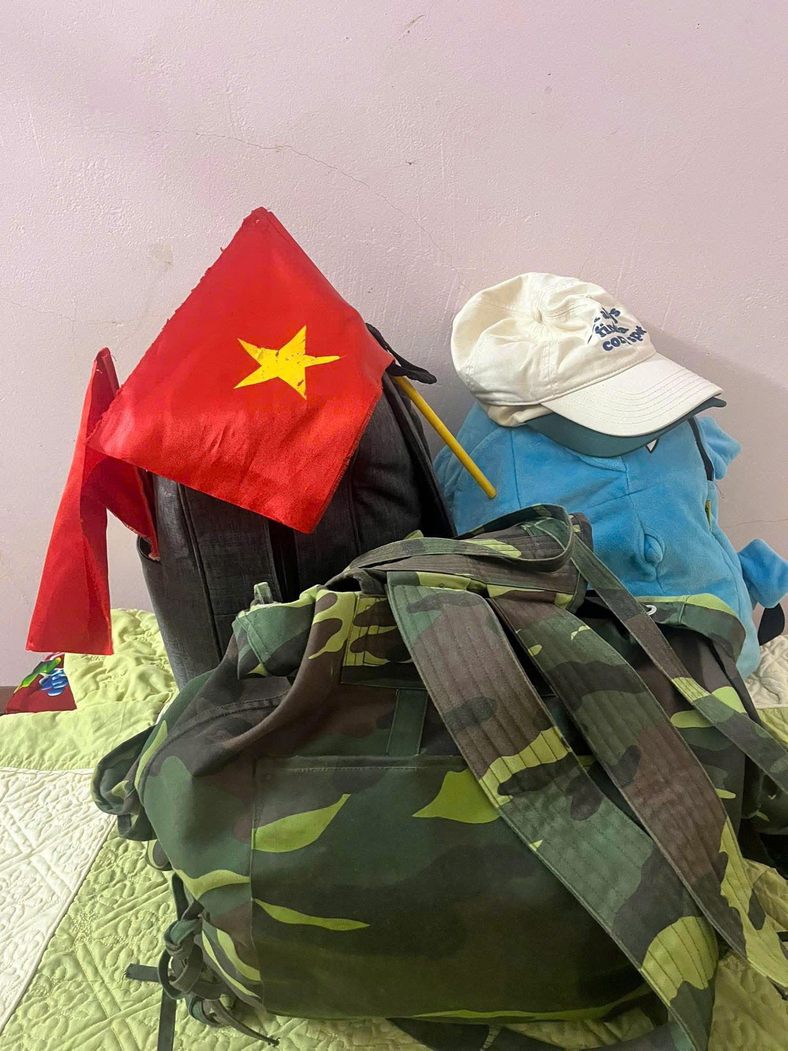 Những chiếc ba lô - hành trang của mẹ con chị Hằng. Ảnh: NVCC. Anh 1.jpeg