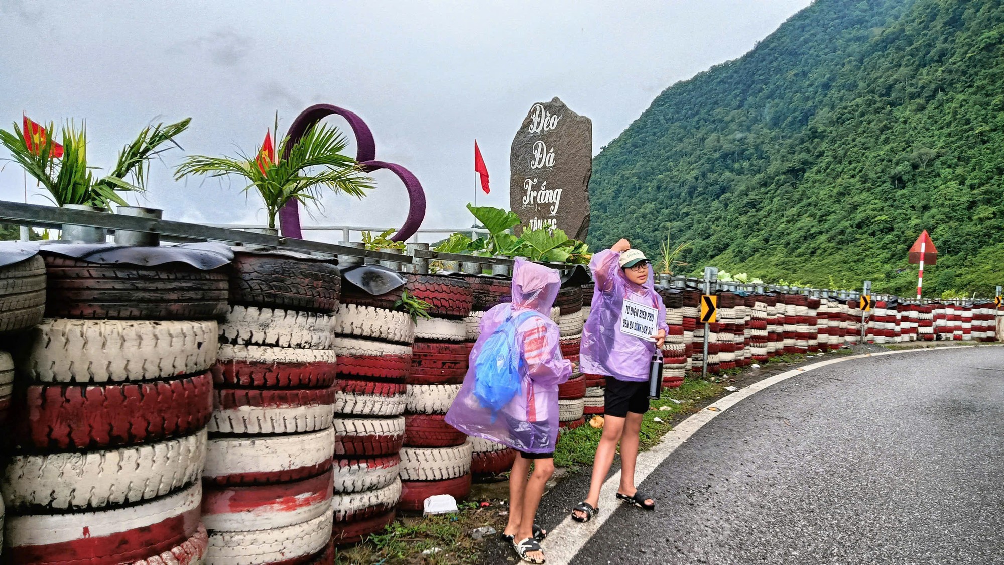 Hai con trai của chị Hằng chụp ảnh ở đèo Đá Trắng, Phú Thọ, trên đường di chuyển về Hà Nội. Ảnh: NVCC. Anh 1.jpeg