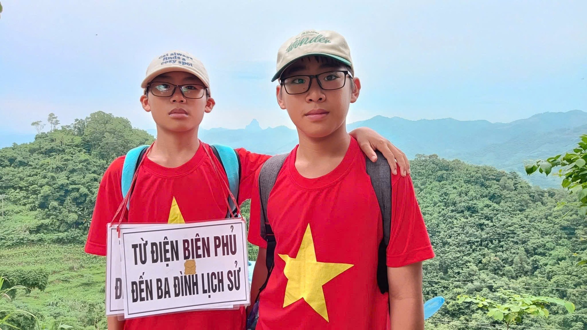 Sau chuyến đi chị Hằng mong muốn hai con học được sự kiên trì và lòng biết ơn. Ảnh: NVCC. Anh 1.jpeg