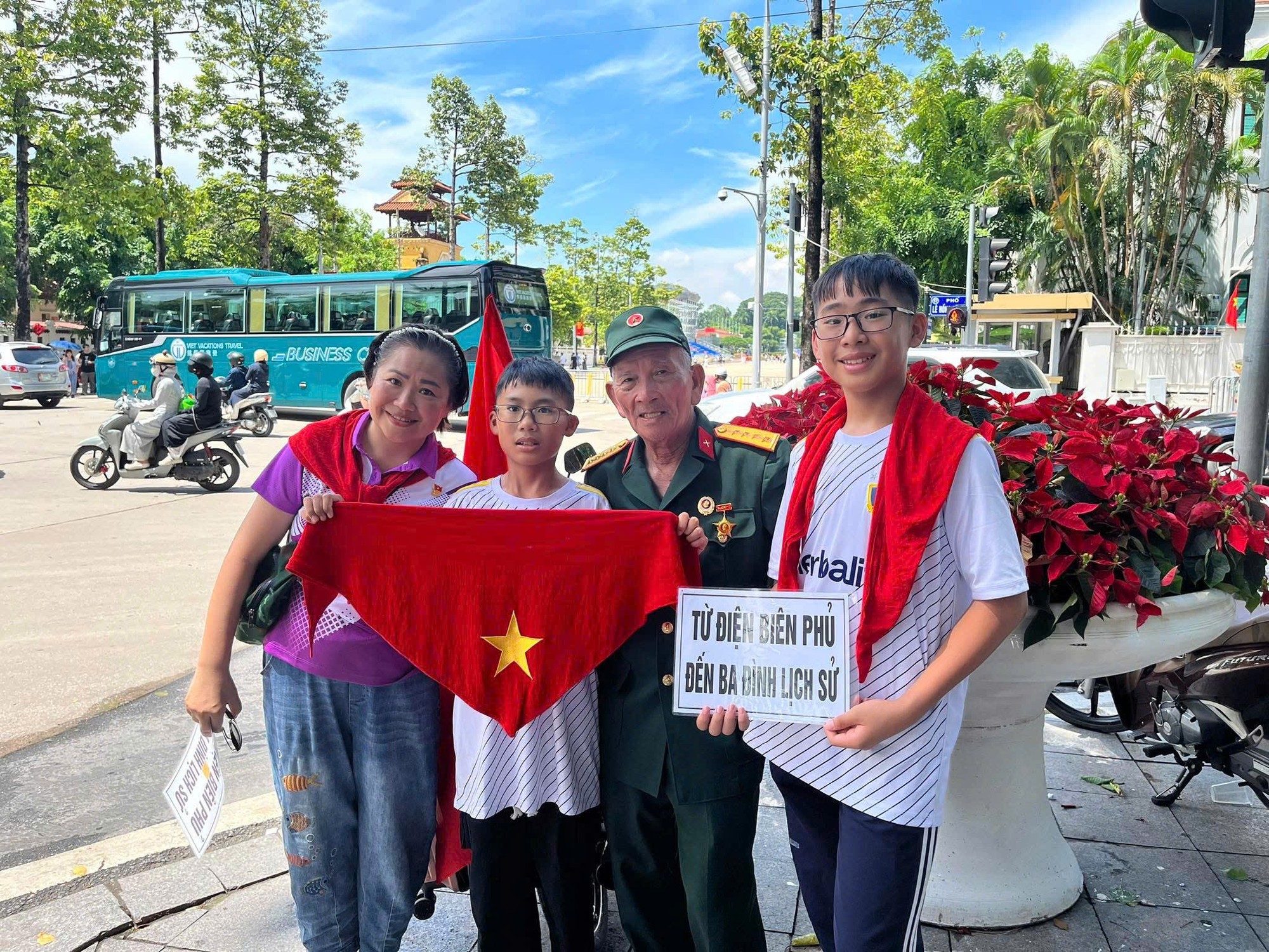 Ba mẹ con chị Hằng gặp được ông Trần Văn Thanh, cựu chiến binh từng truyền cảm hứng cho chuyến đi. Anh 1.jpeg