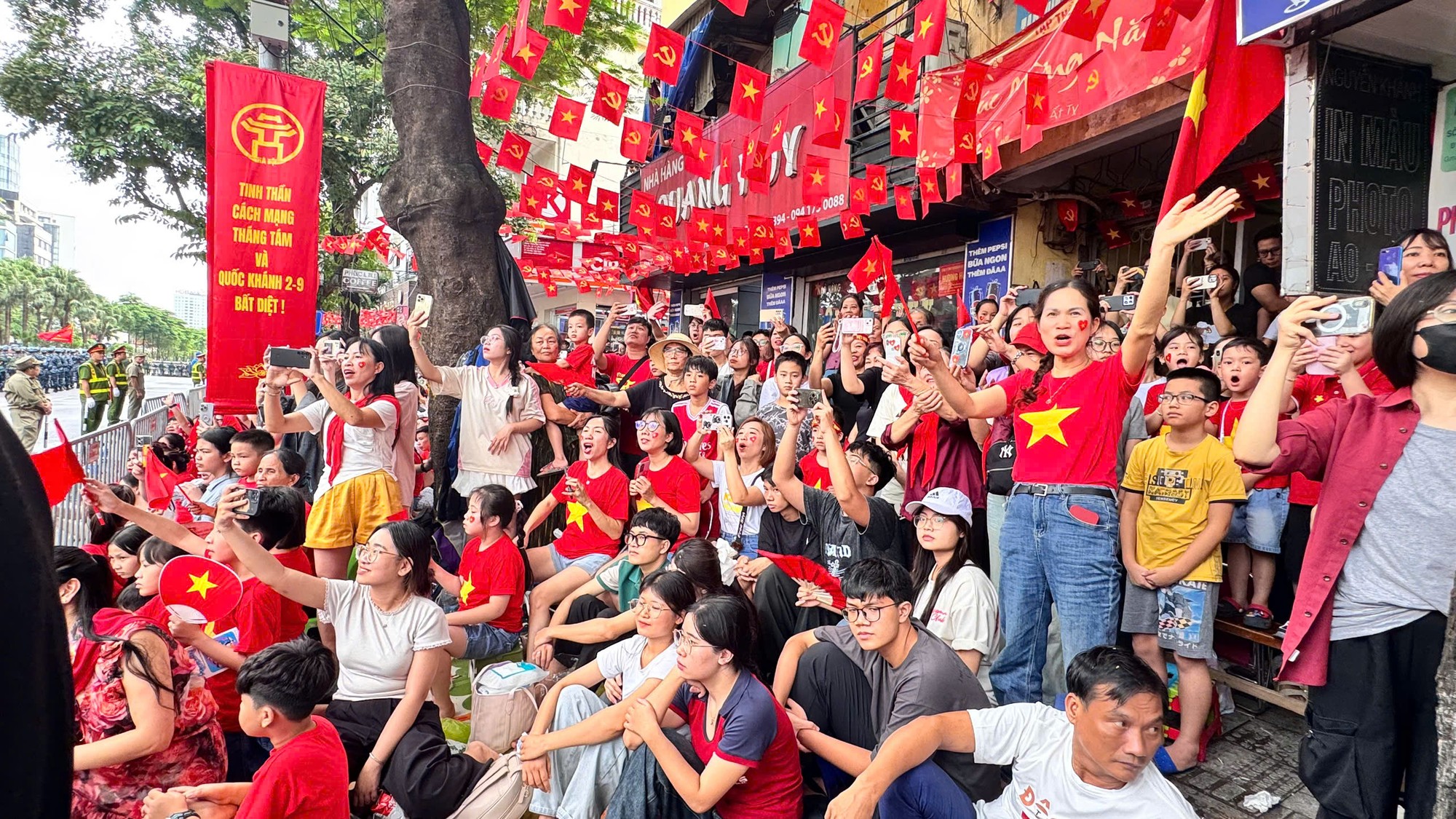 Sau hàng chục giờ chờ đợi, khoảnh khắc được tận mắt chứng kiến màn tổng duyệt diễu binh, diễu hành khiến ai nấy đều vỡ òa trong niềm vui và sự hào hứng. Không khí trang nghiêm, hừng hực khí thế lan tỏa khắp các tuyến phố Đào Tấn, Liễu Giai, Nguyễn Thái Học... Ảnh: Quỳnh An Anh 1.jpeg