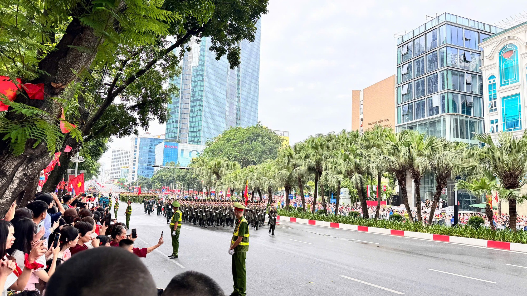 Người dân hai bên đường hò reo phấn khởi khi các khối diễu binh lần lượt đi qua. Ai nấy đều tranh thủ ghi lại những khoảnh khắc rực rỡ bằng điện thoại, lưu giữ hình ảnh thiêng liêng của ngày hội non sông. Ảnh: Quỳnh An Anh 1.jpeg