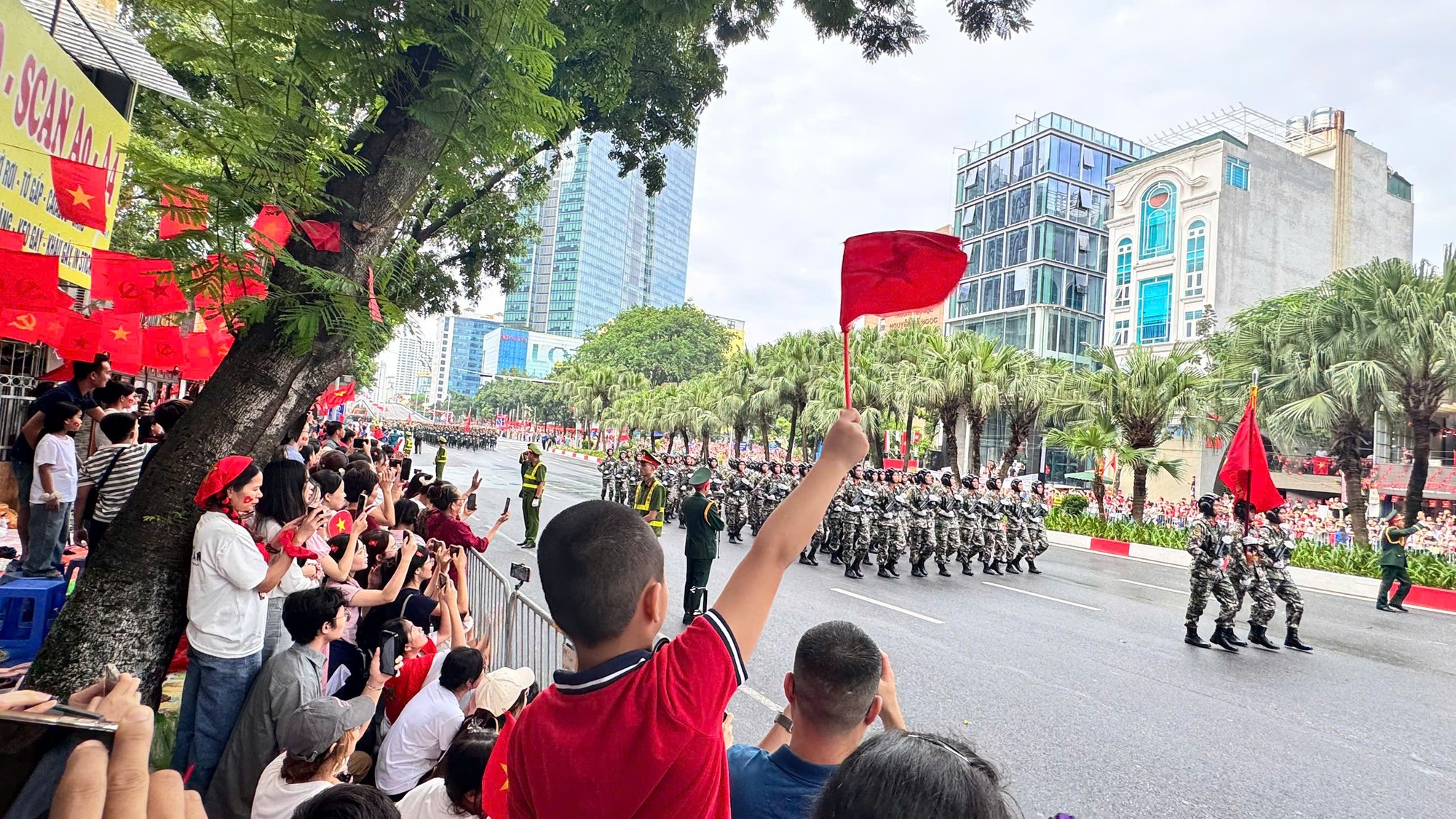 Hai bên đường rợp cờ hoa chào đón các khối diễu binh đi qua. Ảnh: Quỳnh An Hai bên đường rợp cờ hoa chào đón các khối diễu binh đi qua. Ảnh: Quỳnh An
