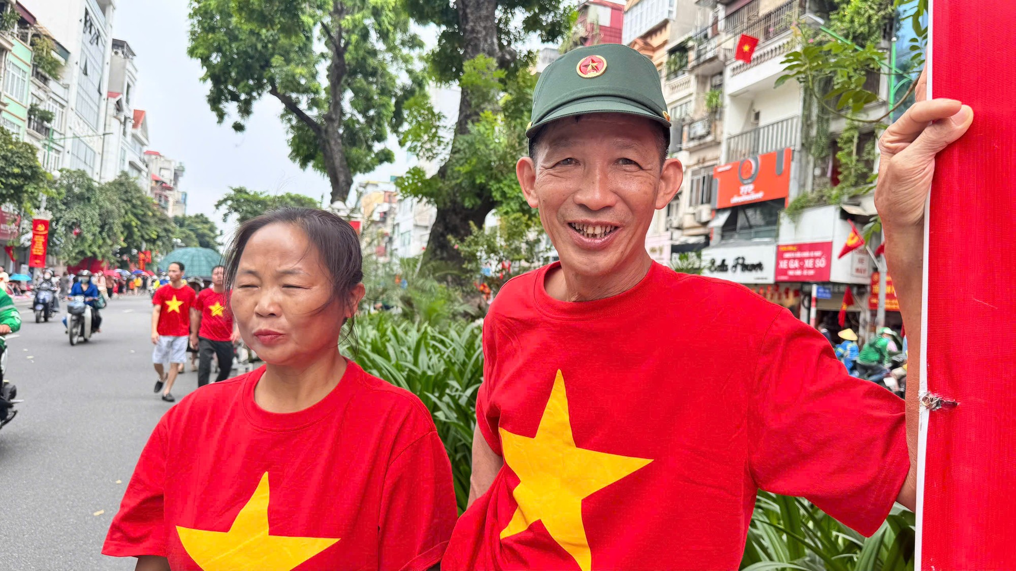 Cựu chiến binh Nguyễn Văn Thảo (xã Văn Bàn, Lào Cai) cùng vợ con vượt đường dài từ đêm 31/8 để kịp có mặt tại Hà Nội sáng 1/9. Dù có thẻ ưu tiên, ông vẫn chọn đứng ngoài phố Kim Mã vì lo vợ con không được vào khu vực dành riêng. “Miễn là cả nhà được cùng nhau chứng kiến khoảnh khắc thiêng liêng này”, ông Thảo tâm sự. Anh 1.jpeg