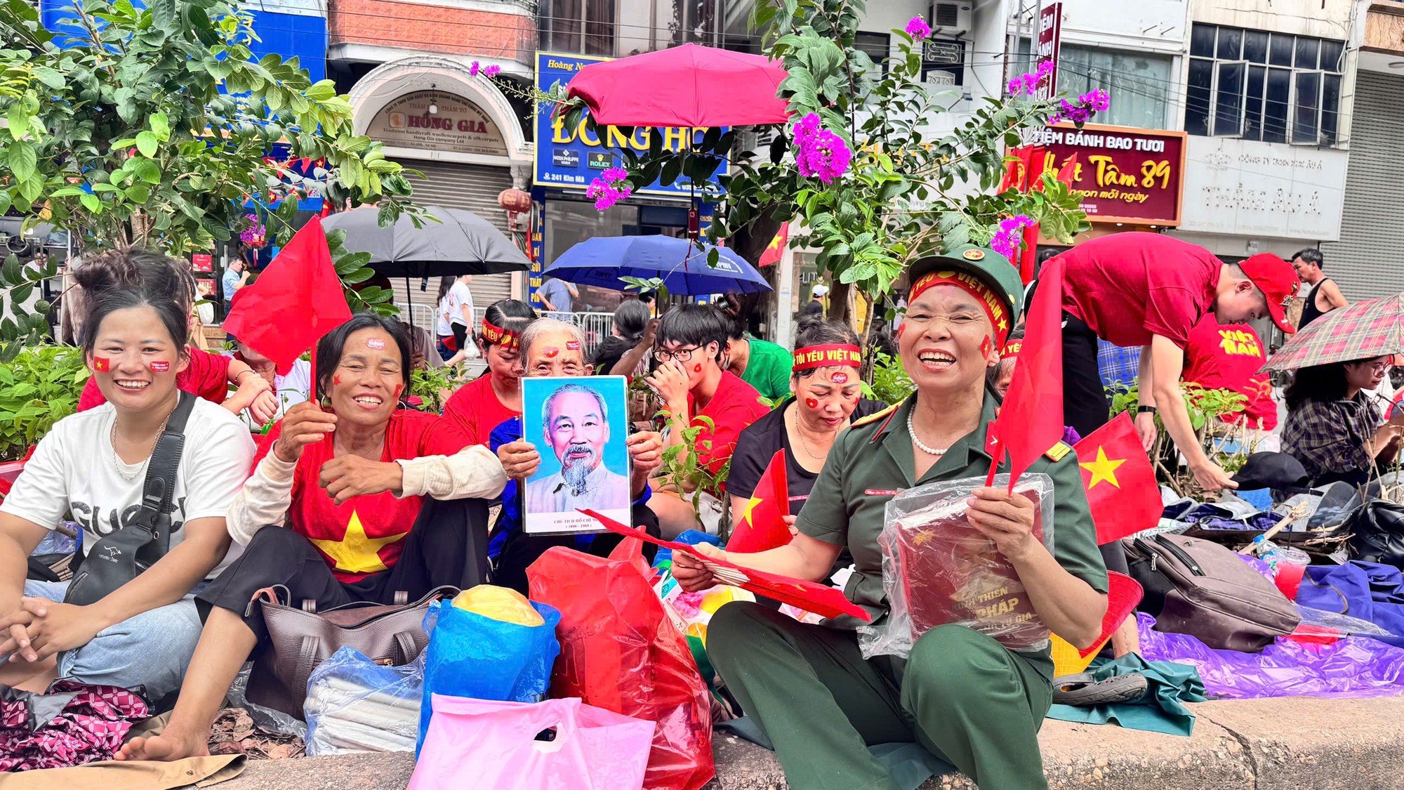 Cựu chiến binh Đỗ Thị Thúy (63 tuổi, ở Sóc Sơn, Hà Nội) ngồi chờ xem diễu binh, miệng ngân nga bài hát “Như có Bác Hồ trong ngày vui đại thắng”. Bà cho biết cả đêm không ngủ vì háo hức. “Không khí hôm nay khiến tôi thấy tự hào và xúc động vô cùng”, bà Thúy chia sẻ. Anh 1.jpeg