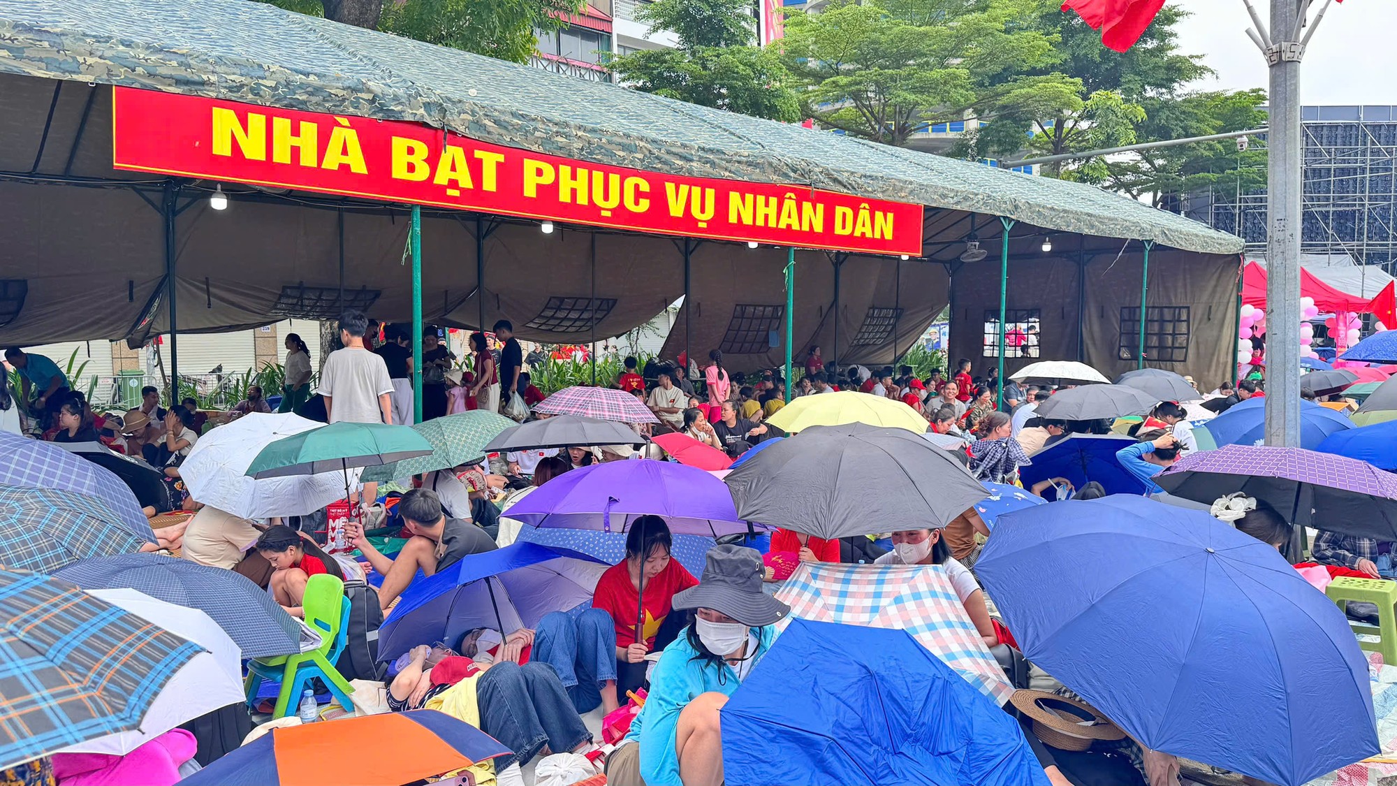 Trong nhà bạt cũng không còn chỗ trống. Anh 1.jpeg
