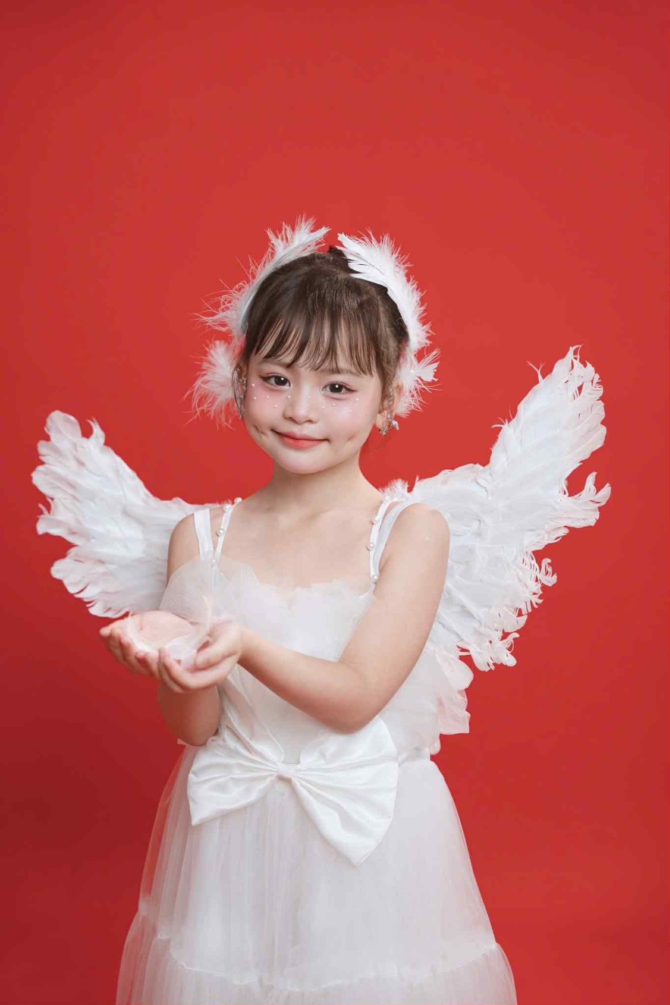 Thủy Tiên là một bé gái thích ca hát, nhảy múa từ nhỏ. Ảnh: NVCC. Anh 1.jpg