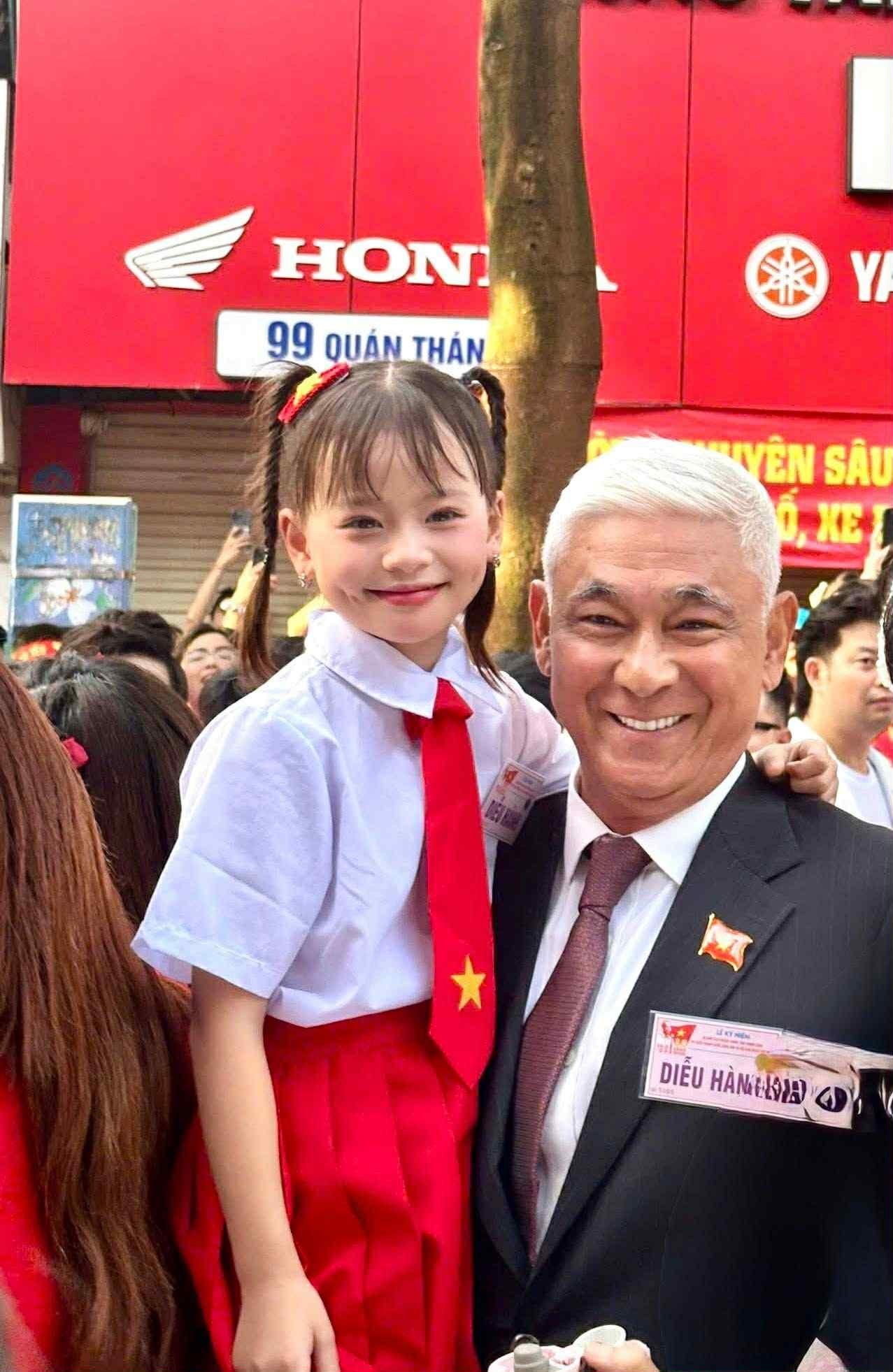 Bé Thủy Tiên chụp hình cùng "Lão Phật gia" Tùng Yuki. Ảnh: NVCC. Anh 1.jpg