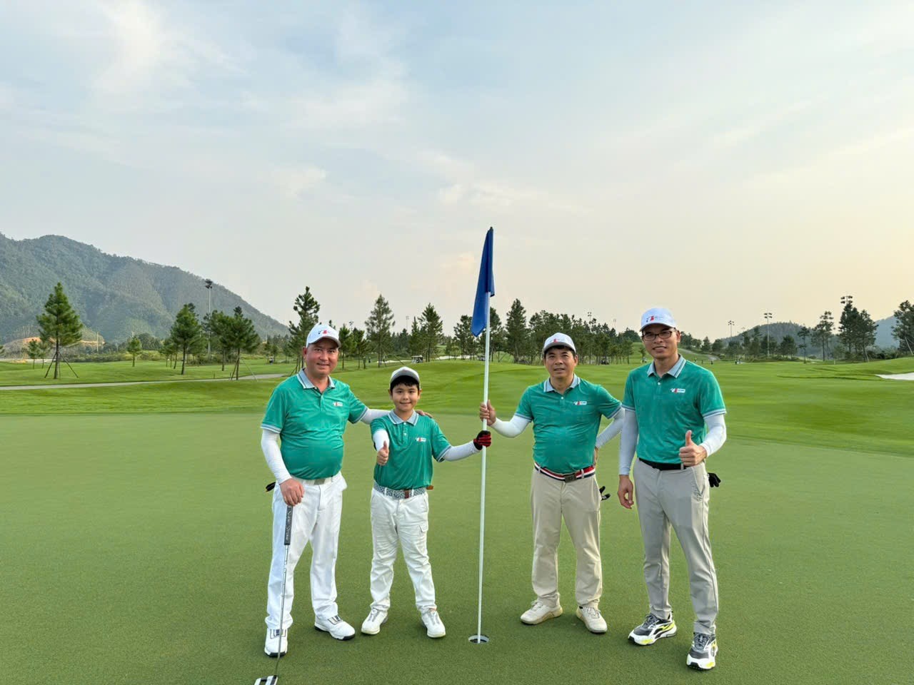 Vũ Xuân Tiến cùng bố Vũ Xuân Nguyên, Chủ tịch HĐQT IGB Group (bên trái tham dự Giải golf Truyền thông số cúp VietTimes lần II/2025. IMG_9494.jpeg