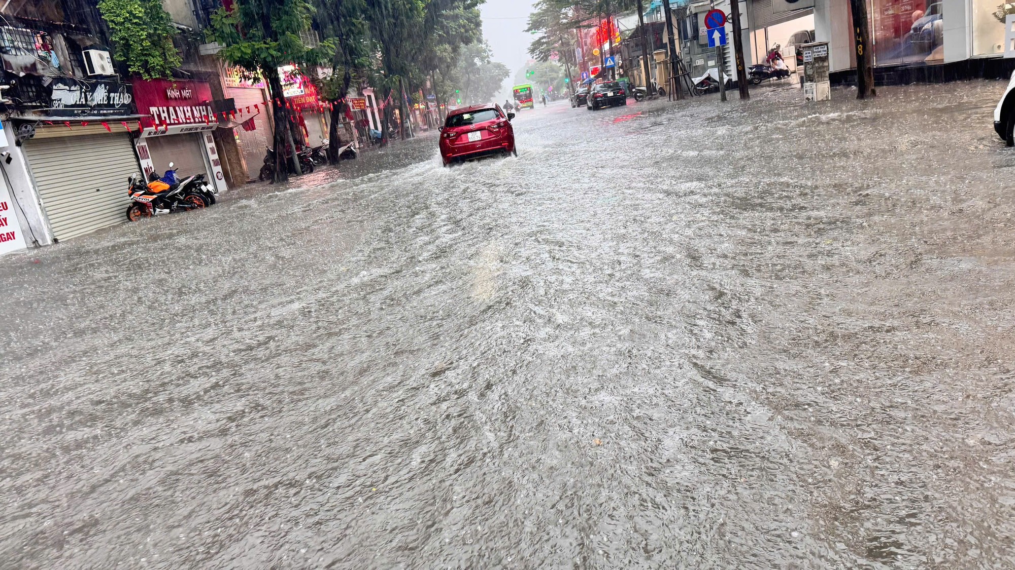 Cơn mưa to kéo dài khiến nhiều đoạn trên tuyến phố Lê Duẩn "đường biến thành sông". Ảnh: Q.A. Anh 1.jpeg