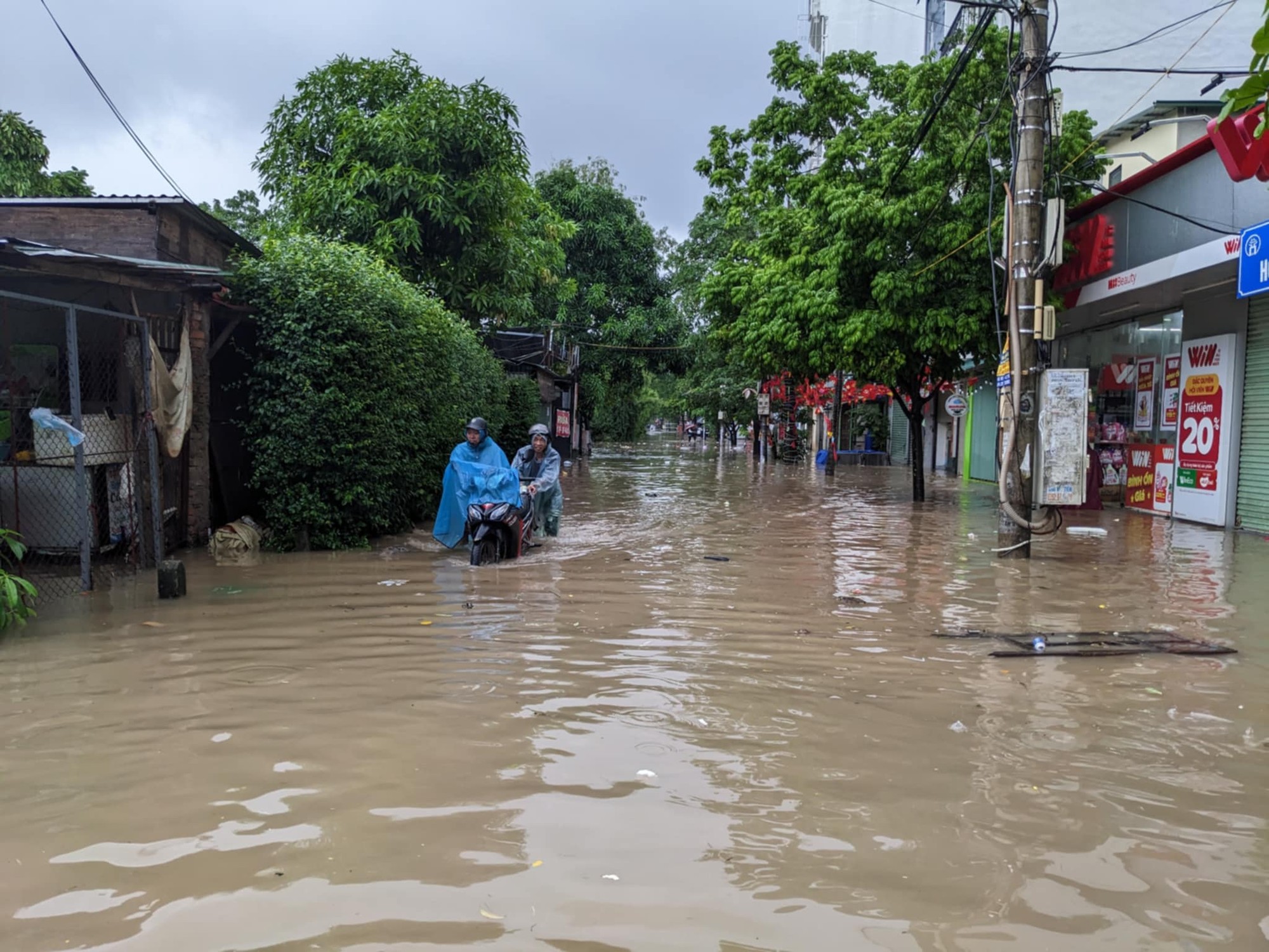Khu vực Xuân Phương bị ngập sâu, nhiều người dân phải dắt bộ phương tiện. Ảnh: Q.A. Anh 1.jpeg