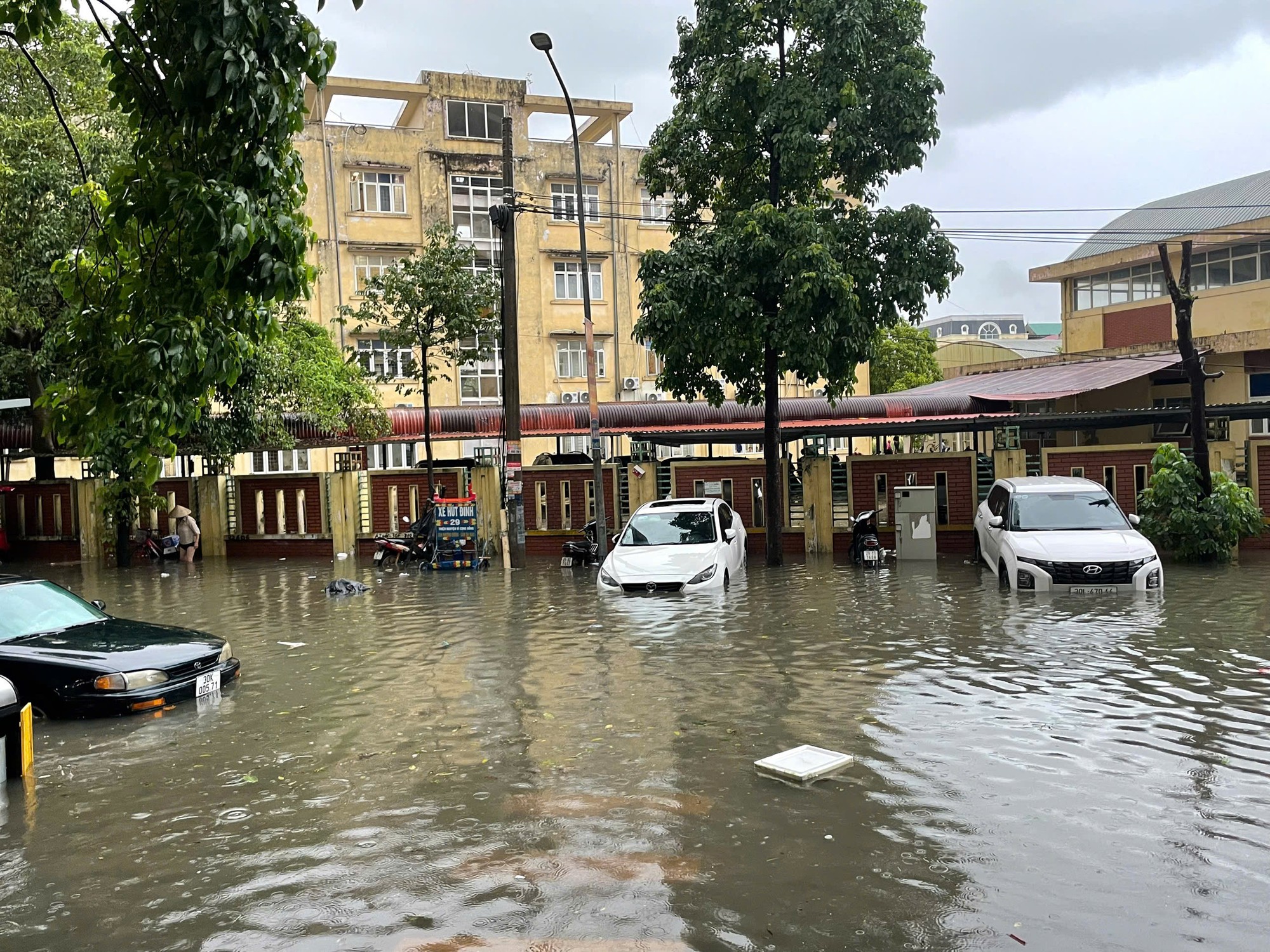 Trung tâm Dự báo khí tượng thủy văn quốc gia cảnh báo trong chiều nay, nhiều khu vực ngoại thành và nội thành Hà Nội tiếp tục có mưa rào và dông. Cơ quan này khuyến cáo, trong mưa dông có khả năng xảy ra lốc, sét và gió giật mạnh. Theo dự báo đêm nay, Hà Nội và nhiều nơi ở miền Bắc giảm mưa. Ảnh: Trần Lệ. Anh 2.jpeg