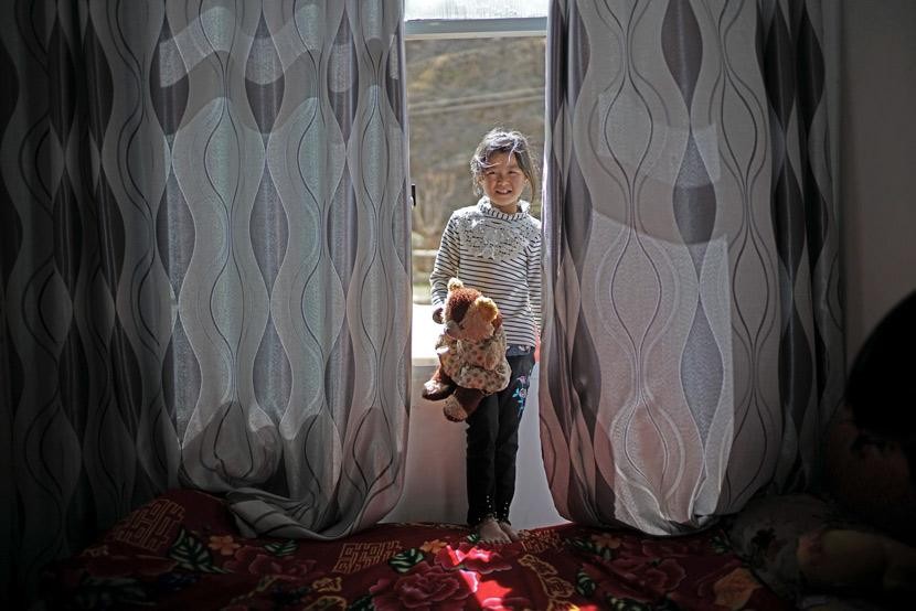 Một đứa trẻ bị bỏ lại chụp ảnh trong phòng ngủ của mình ở làng Lunhe, tỉnh Quý Châu, 2018. Ảnh: People Visual Một đứa trẻ bị bỏ lại chụp ảnh trong phòng ngủ của mình ở làng Lunhe, tỉnh Quý Châu, 2018. Ảnh: People Visual