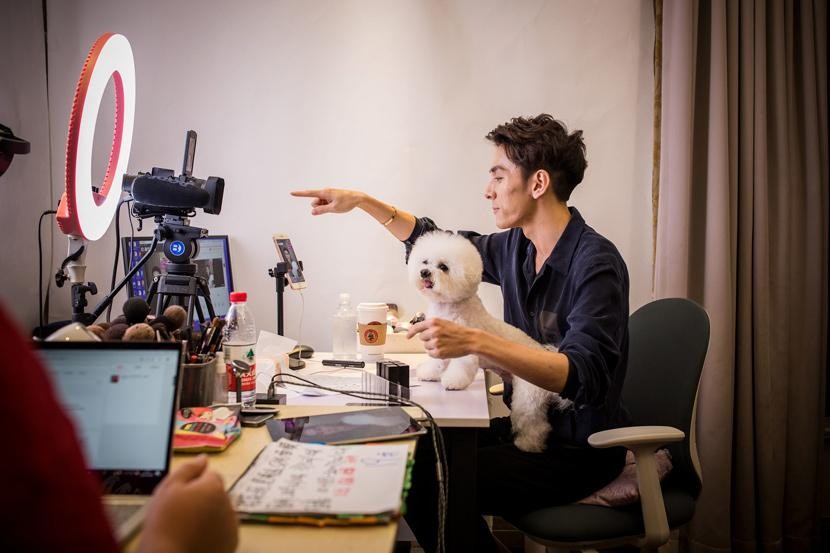 Ông hoàng son môi Taobao - Lý Giai Kỳ nhanh chóng trở thành triệu phú sau 3 năm bán son trên mạng.