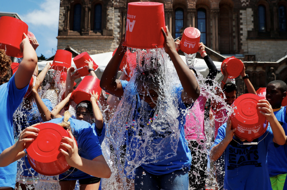 "Thử thách xô nước đá" nổi đình đám một thời bắt nguồn từ nền tảng Facebook. "Thử thách xô nước đá" nổi đình đám một thời bắt nguồn từ nền tảng Facebook.