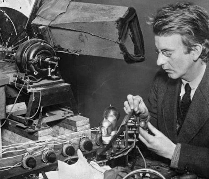 John Logie Baird và phát minh của ông về chiếc tivi cơ học đầu tiên