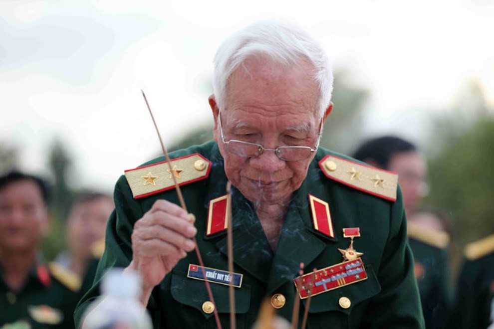 Thắp hương đồng đội.jpg