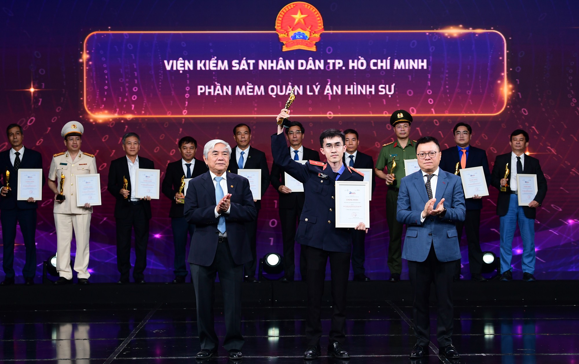 Viện Kiểm sát nhân dân Thành phố Hồ Chí Minh nhận giải thưởng với “Phần mềm quản lý án hình sự”. Đại diện cho Viện Kiểm sát nhân dân Thành phố Hồ Chí Minh, Kiểm sát viên Đỗ Hữu Tân nhận giải thưởng.