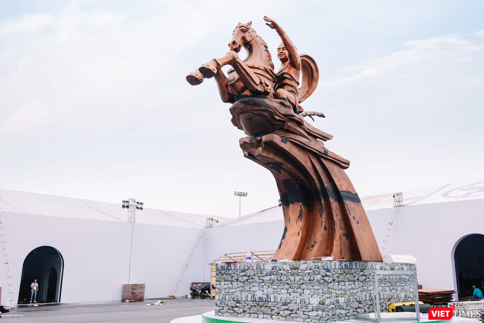 Tháp Rùa hồ Gươm, tượng đài Thánh Gióng, cổng Đoan Môn, tượng Quyết chiến Quyết thắng... được dựng mô phỏng