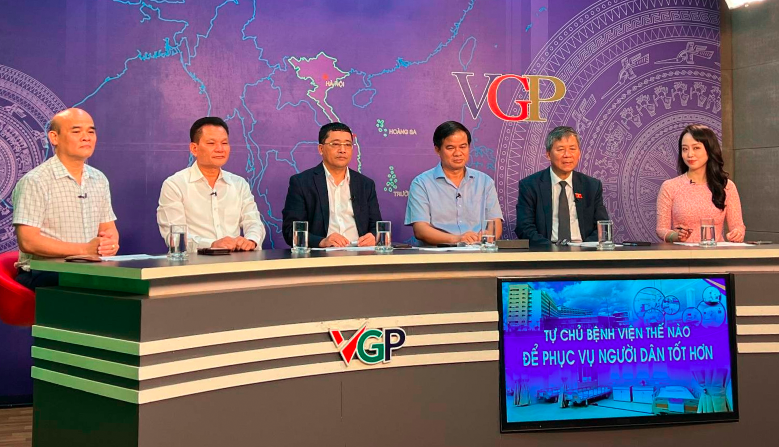 Cuộc tọa đàm sự tham gia của PGS.TS. Đào Xuân Cơ - Giám đốc BV Bạch Mai; GS.TS. Lê Văn Quảng - Giám đốc BV K, ông Bùi Sỹ Lợi - nguyên Phó Chủ nhiệm Ủy ban về Các vấn đề xã hội của Quốc hội; ông Nguyễn Anh Trí, đại biểu Quốc hội, nguyên Viện trưởng Viện Huyết học Truyền máu Trung ương và ông Nguyễn Huy Quang - nguyên Vụ trưởng Vụ Pháp chế Bộ Y tế.