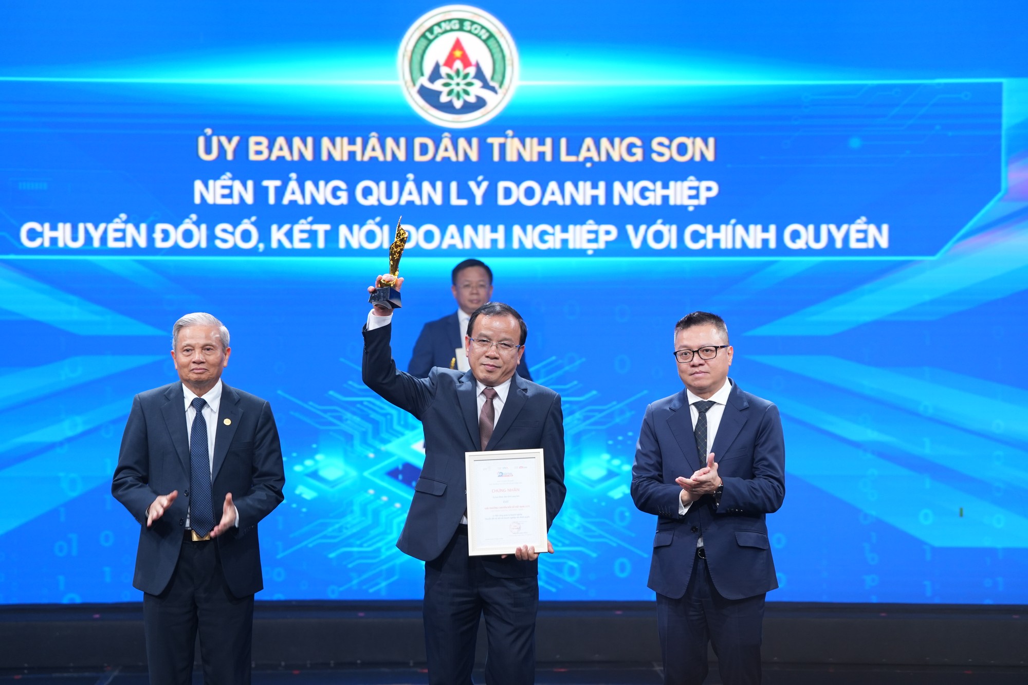Tiếp theo, Ủy ban Nhân dân tỉnh Lạng Sơn được vinh danh với Nền tảng quản lý Doanh nghiệp - Chuyển đổi số, kết nối doanh nghiệp với chính quyền. Ông Phan Hồng Tiến, Giám đốc Sở Tài chính tỉnh Lạng Sơn đại diện nhận giải từ Ban tổ chức.