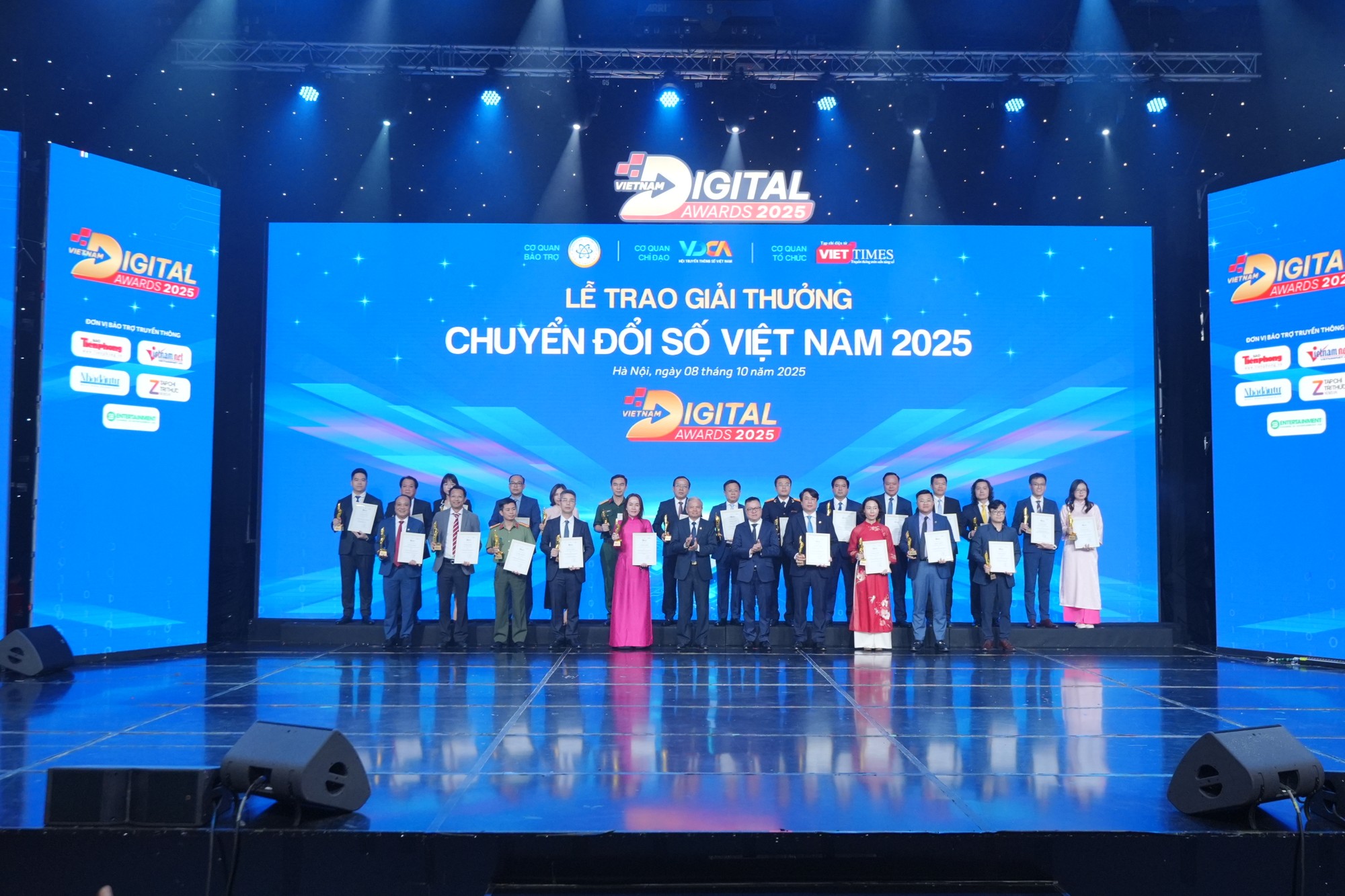 Tại VDA 2025, Ban Tổ chức đã trao giải cho 49 cơ quan, doanh nghiệp, đơn vị sự nghiệp, sản phẩm, giải pháp xuất sắc và 3 cá nhân tiêu biểu. Trong ảnh Ông Lê Quốc Minh, Ủy viên Trung ương Đảng, Tổng biên tập Báo Nhân dân, Phó Trưởng ban Tuyên giáo và Dân vận Trung ương, Chủ tịch Hội Nhà báo Việt Nam và ông Lê Doãn Hợp, Nguyên ủy viên Trung ương Đảng, Nguyên Bộ trưởng Bộ Thông tin và Truyền thông, thay mặt Ban Tổ chức trao giải cho 5 Cơ quan nhà nước chuyển đổi số xuất sắc và 19 Doanh nghiệp, đơn vị sự nghiệp chuyển đổi số xuất sắc
