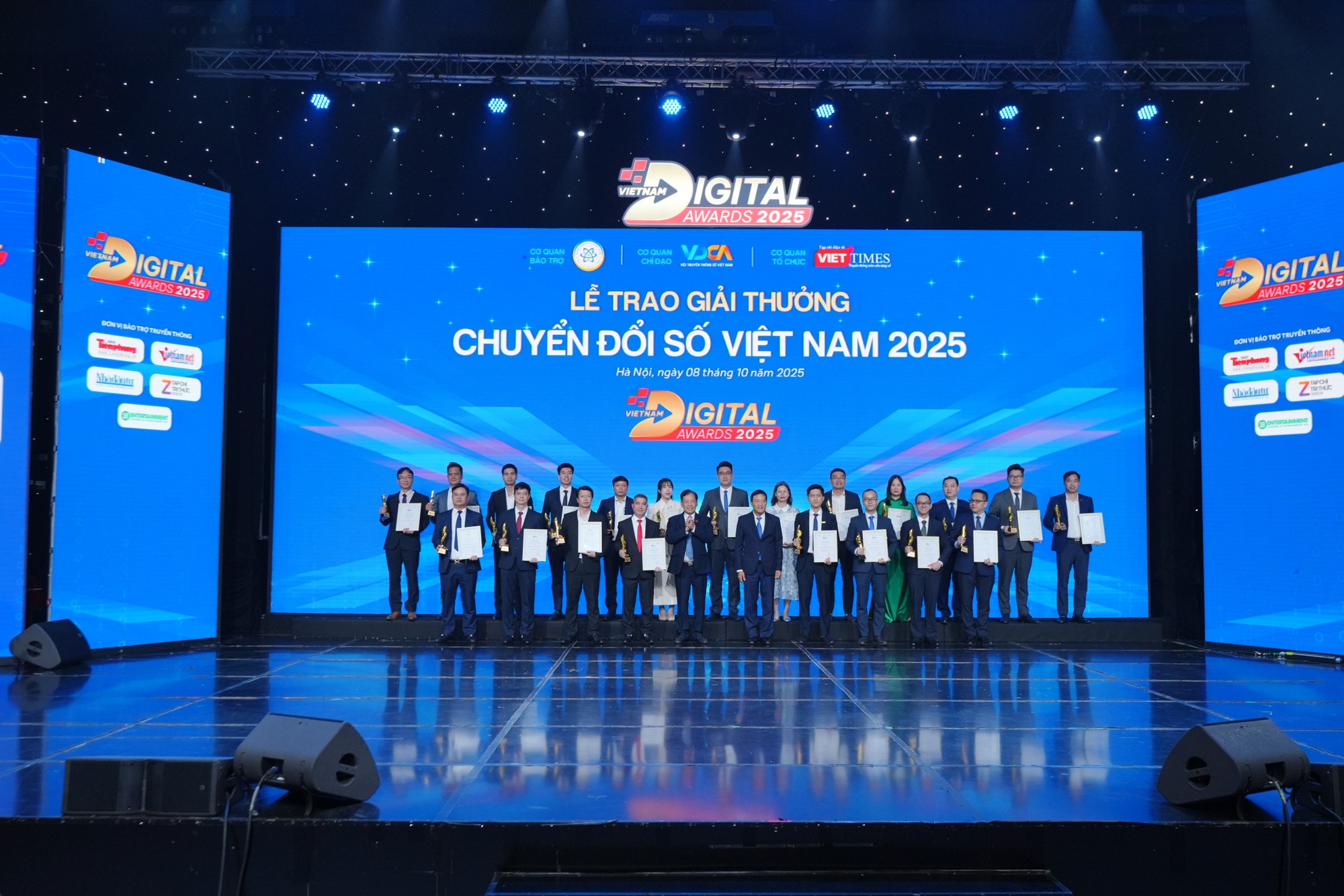 Ông Trần Văn Tùng, Chủ tịch Hội Thông tin Khoa học và Công nghệ Việt Nam, nguyên Thứ trưởng Bộ KH&amp;CN và TS Thang Văn Phúc, Chủ tịch Hội Kỷ lục gia Việt Nam, Nguyên Thứ trưởng Bộ Nội vụ trao giải cho đại diện cơ quan, đơn vị, doanh nghiệp đạt giải ở hạng mục 3 - Sản phẩm, dịch vụ, giải pháp công nghệ số xuất sắc và 4 - Sản phẩm, Giải pháp chuyển đổi số vì cộng đồng