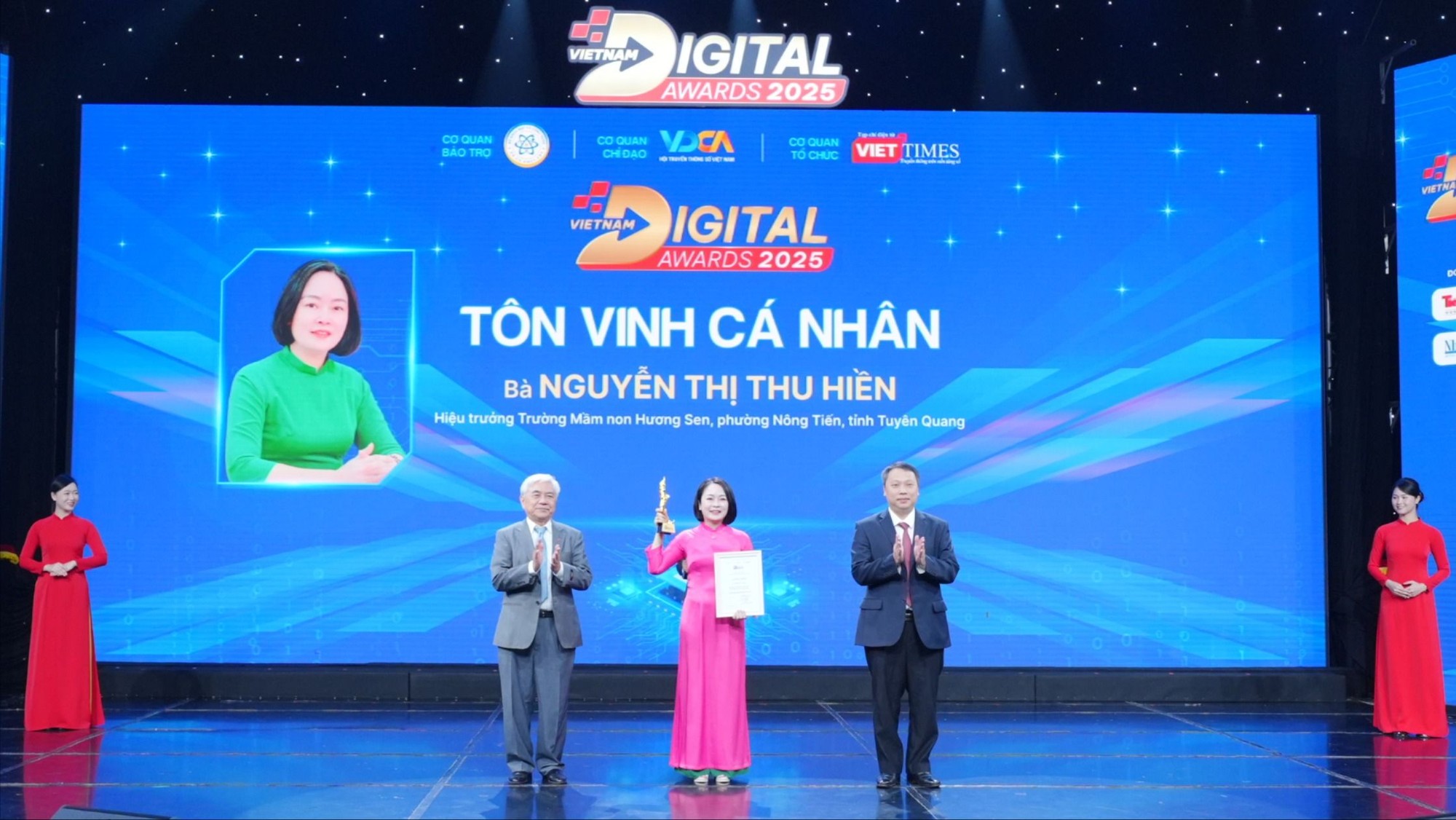 Cô giáo Nguyễn Thị Thu Hiền, Hiệu trưởng Trường Mầm non Hương Sen, phường Nông Tiến, tỉnh Tuyên Quang. Cô giáo Thu Hiền là người có nhiều tâm huyết trong chuyển đổi số giáo dục mầm non. Cô xây dựng mô hình trường học số, sử dụng Google Drive quản lý toàn bộ hồ sơ, kế hoạch, minh chứng, giúp giảm hơn 70% hồ sơ giấy, xây dựng thành công chatbot “Cô Mầm non” và “Trợ lý Hiệu trưởng” hỗ trợ giáo viên, phụ huynh hiệu quả...