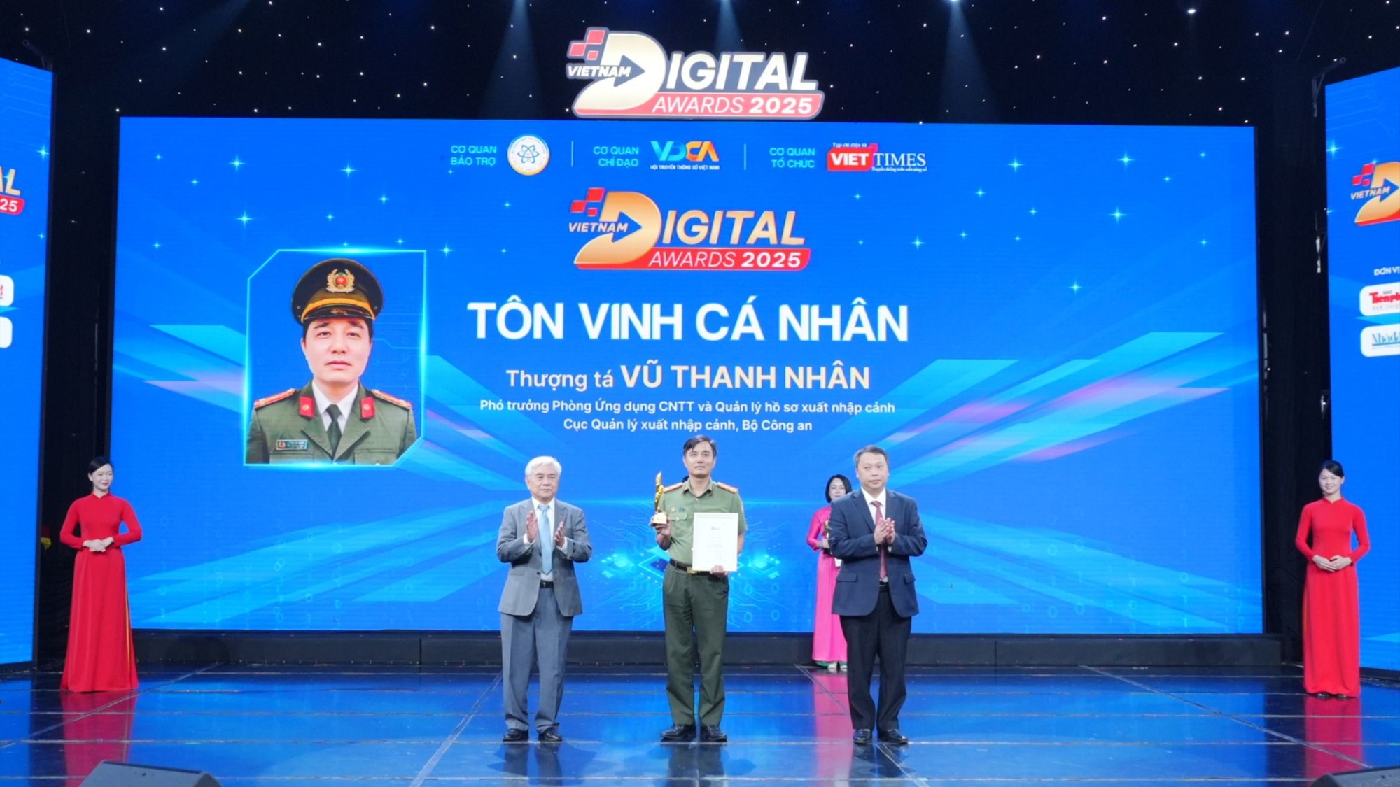 Thượng tá Vũ Thanh Nhân trực tiếp tham gia xây dựng và vận hành các hệ thống trọng yếu như cấp thị thực điện tử cho người nước ngoài, cấp hộ chiếu trực tuyến, khai báo tạm trú điện tử và xây dựng Cơ sở dữ liệu quốc gia về xuất nhập cảnh.