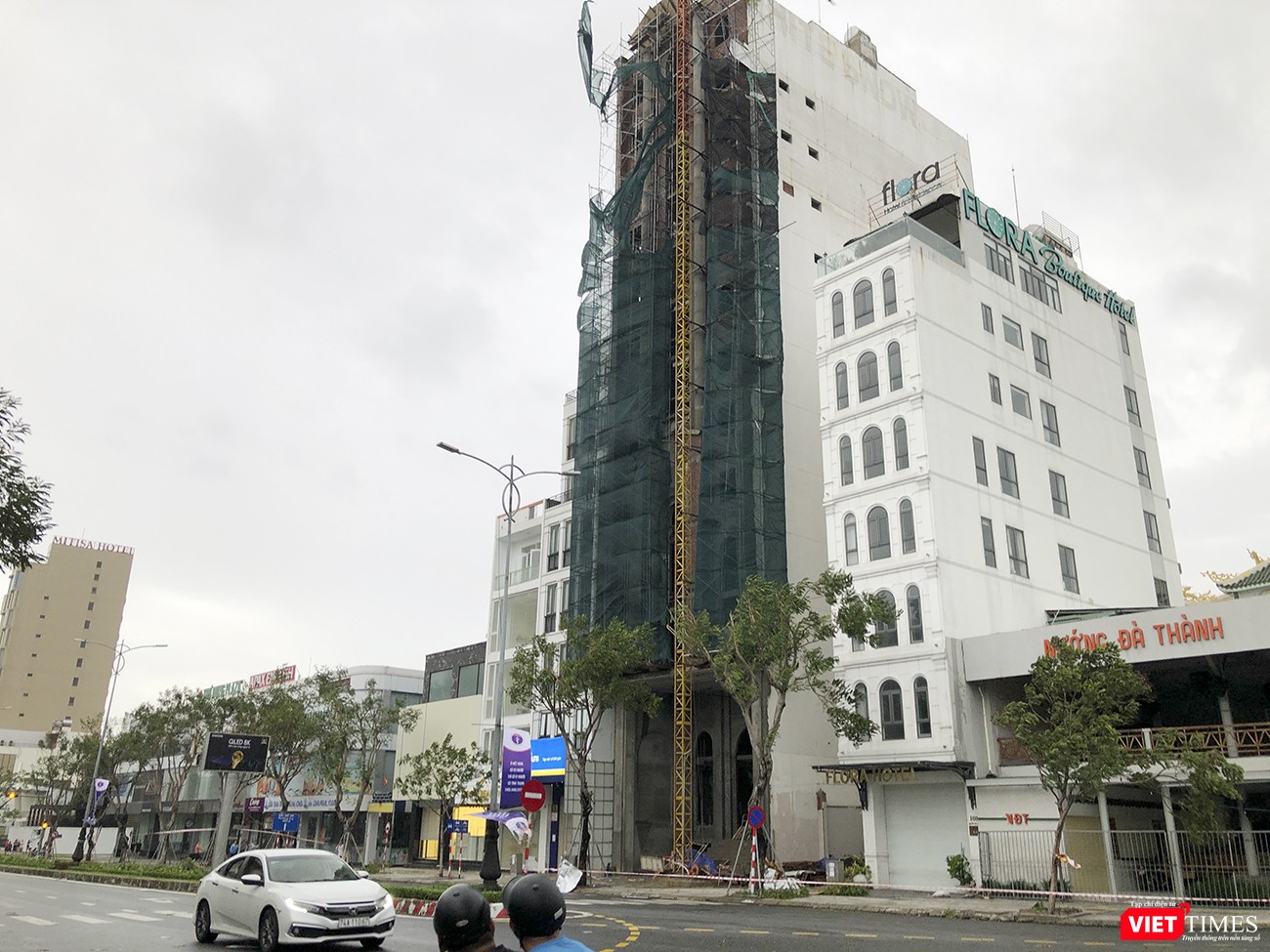 Một công trình trên cao bị bão đánh bật dàn giáo gây nguy hiểm cho người tham gia giao thông bên dưới