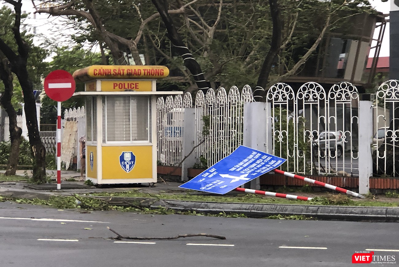 Biển báo giao thông bị quật đỗ