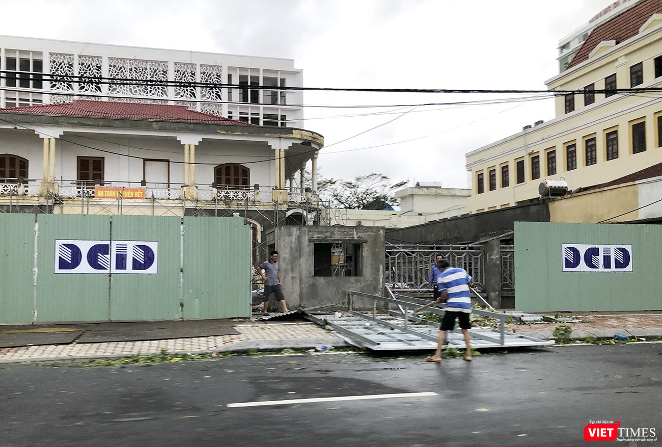 Một công trình trên đường Bạch Đằng bị bão quật sập cổng ra vào