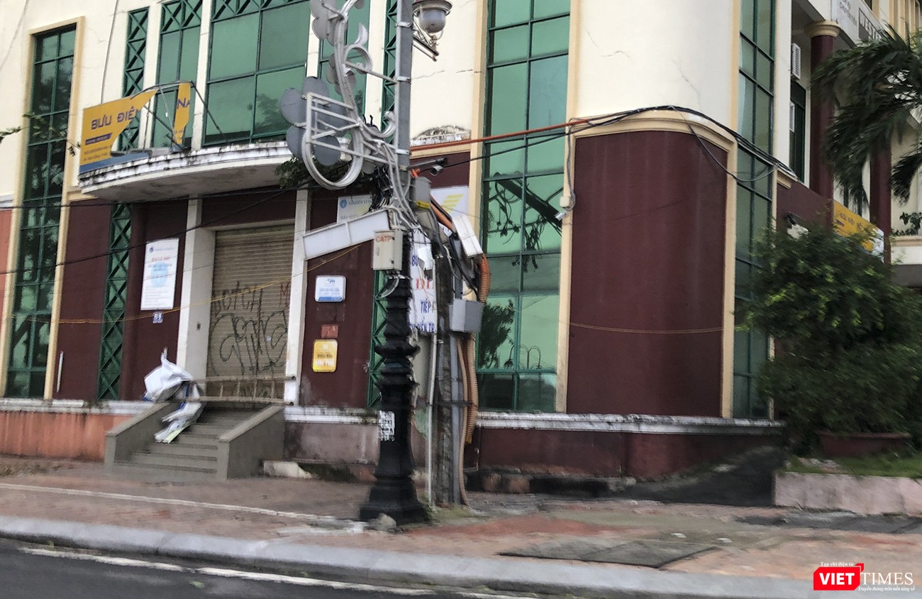 Một cột điện bị "bẻ" gãy