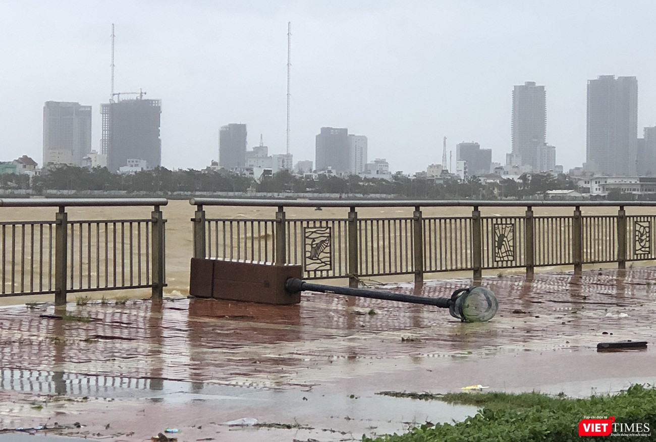 Cột điện cũng bị sóng đánh ngã