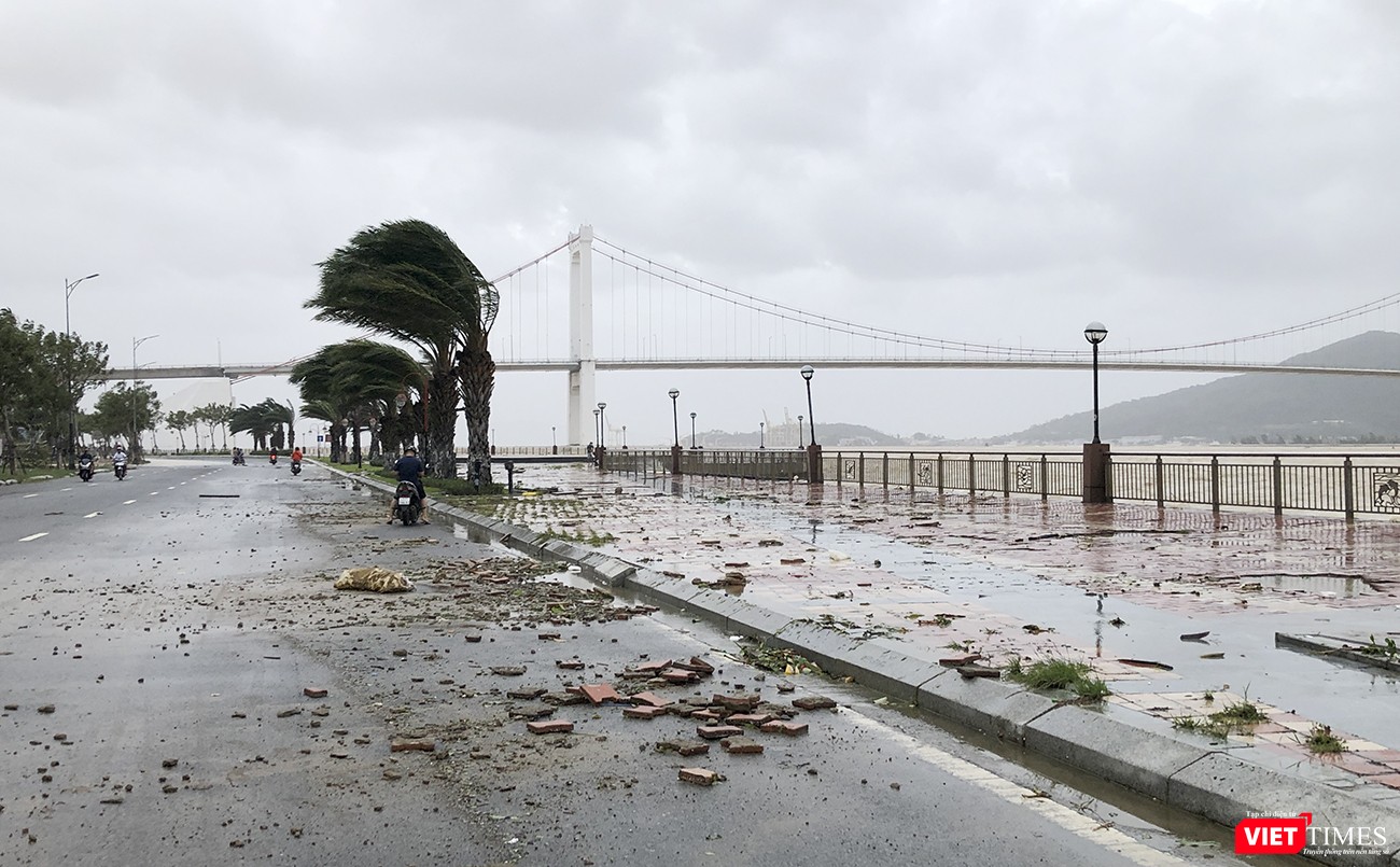 Gạch vỉa hè trên đường Như Nguyệt bị sóng đánh bật xuống đường