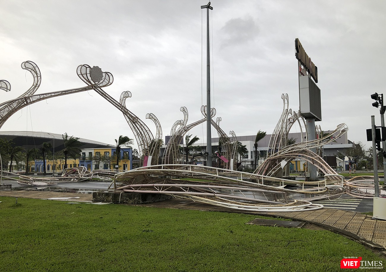 Cổng chào dẫn vào khu phức hợp thể thao giải trí đầu đường Phan Đăng Lưu bị bão quật ngã