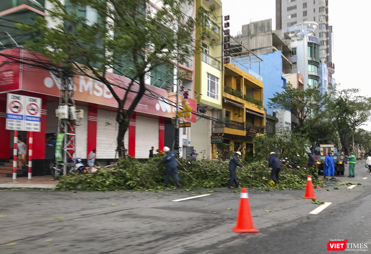 Ngay sau khi bão tan, lực lượng công nhân có mặt hiện trường để khắc phục...
