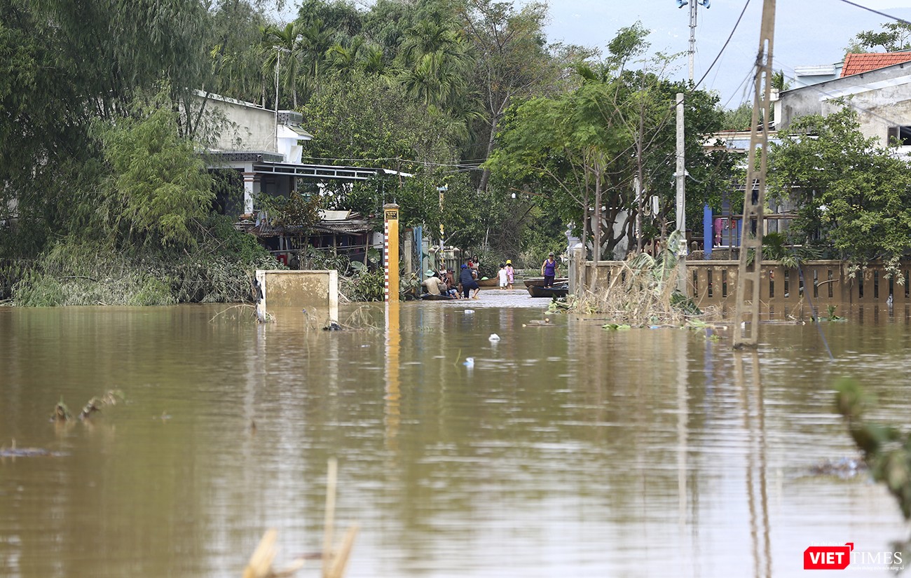 Thôn 9, xã Đại Cường chìm sâu trong nước lũ