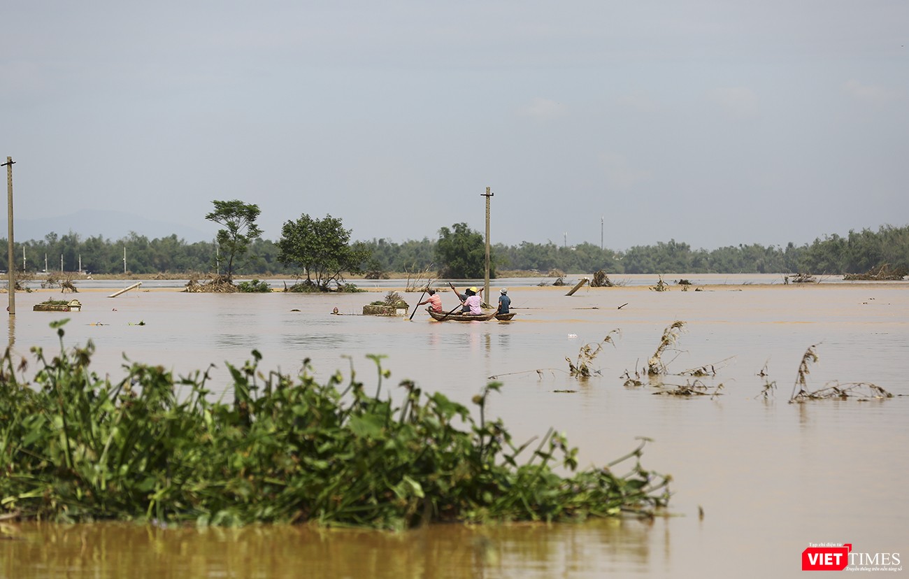 Dù nước đã rút bớt, nhưng nhiều khu vực, người dân đi lại phải dùng thuyển