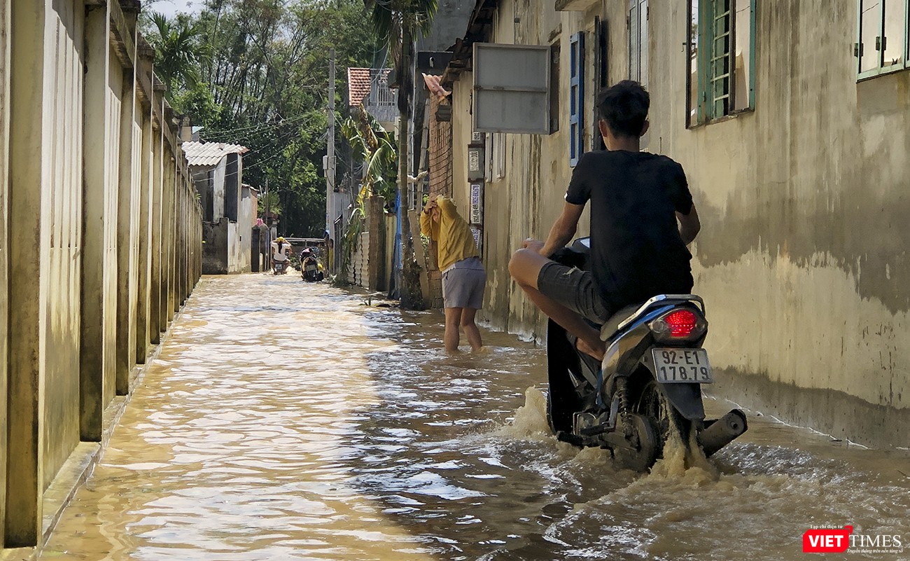 Người dân ở các thôn xóm vẫn bì bõm trong nước