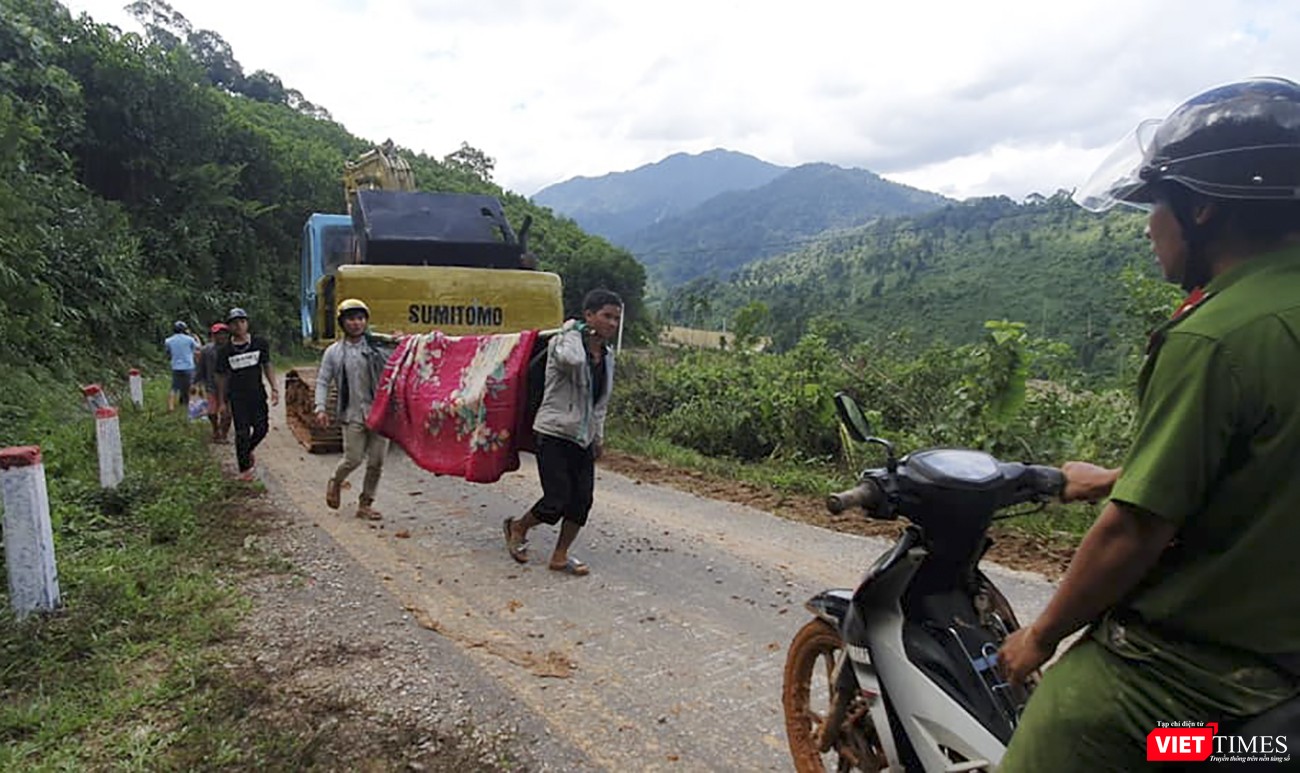 Lực lượng địa phương cõng nạn nhân đi cấp cứu