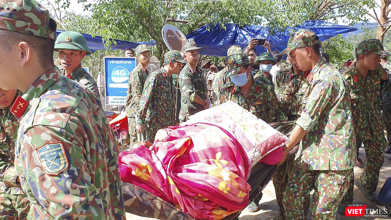 Đưa lên xe chuyên dụng chuyển đi bệnh viện